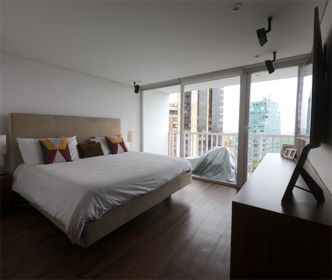 Lindo apartamento dúplex de 208m2 con 2 balcones, en Chicó Alto