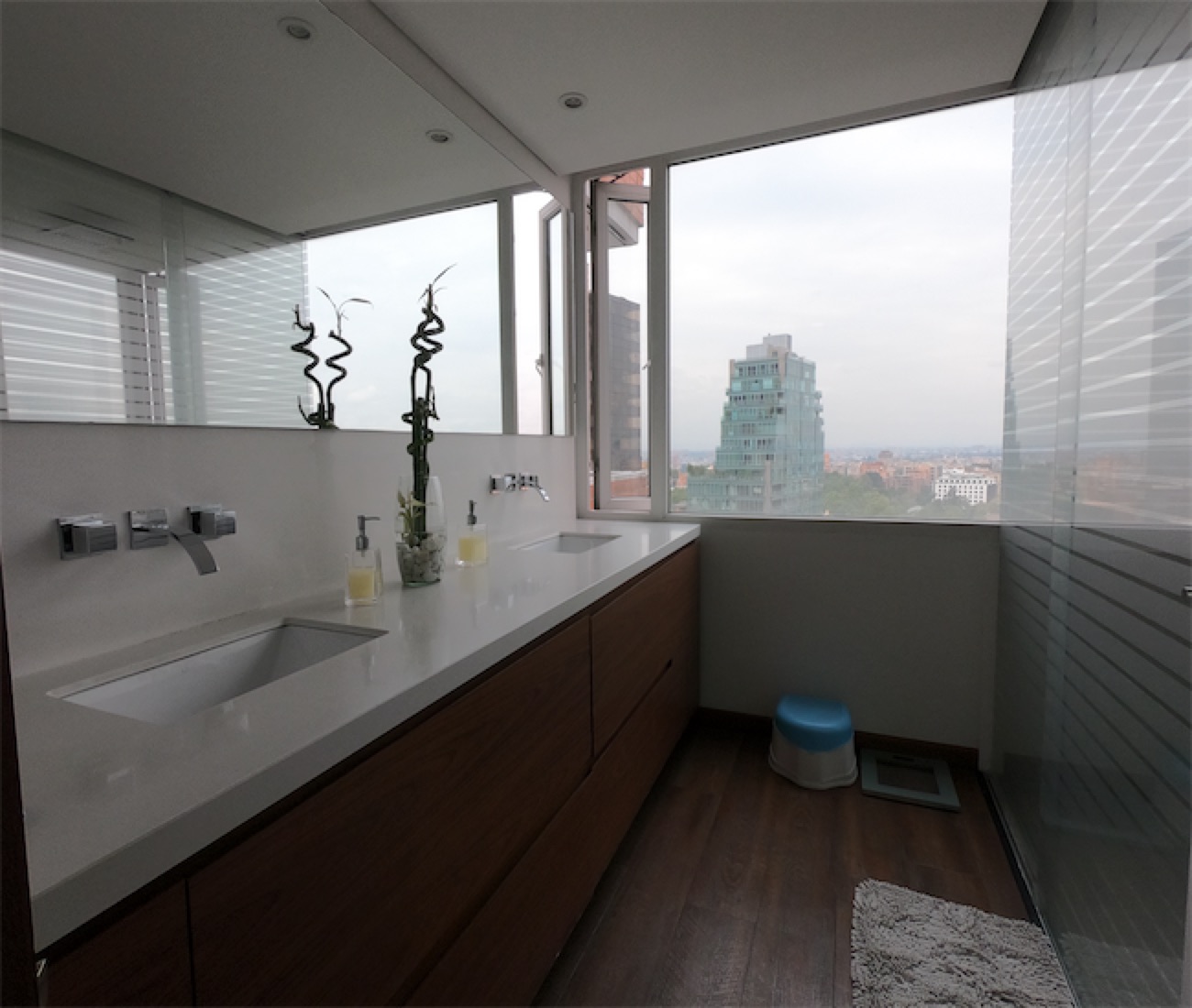 Lindo apartamento dúplex de 208m2 con 2 balcones, en Chicó Alto