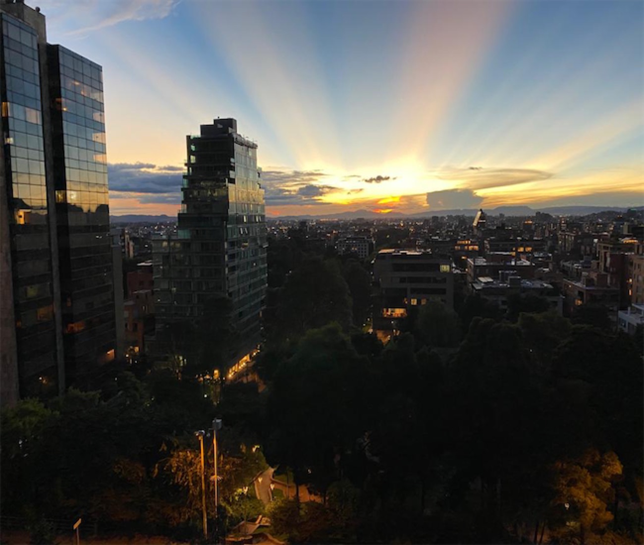 Lindo apartamento dúplex de 208m2 con 2 balcones, en Chicó Alto
