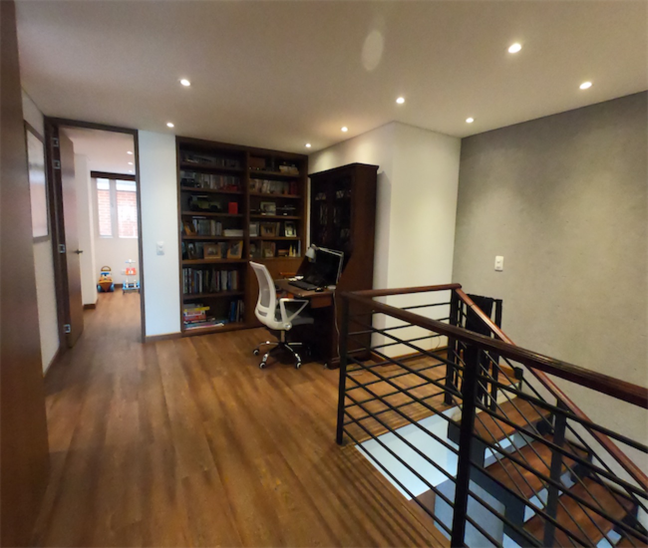 Lindo apartamento dúplex de 208m2 con 2 balcones, en Chicó Alto