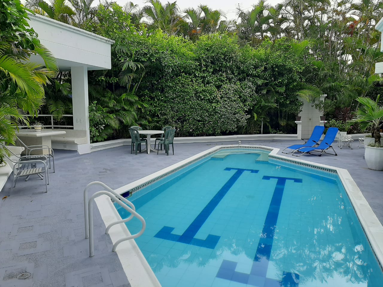 Linda casa de 300m2 con piscina, en El Peñón – Girardot