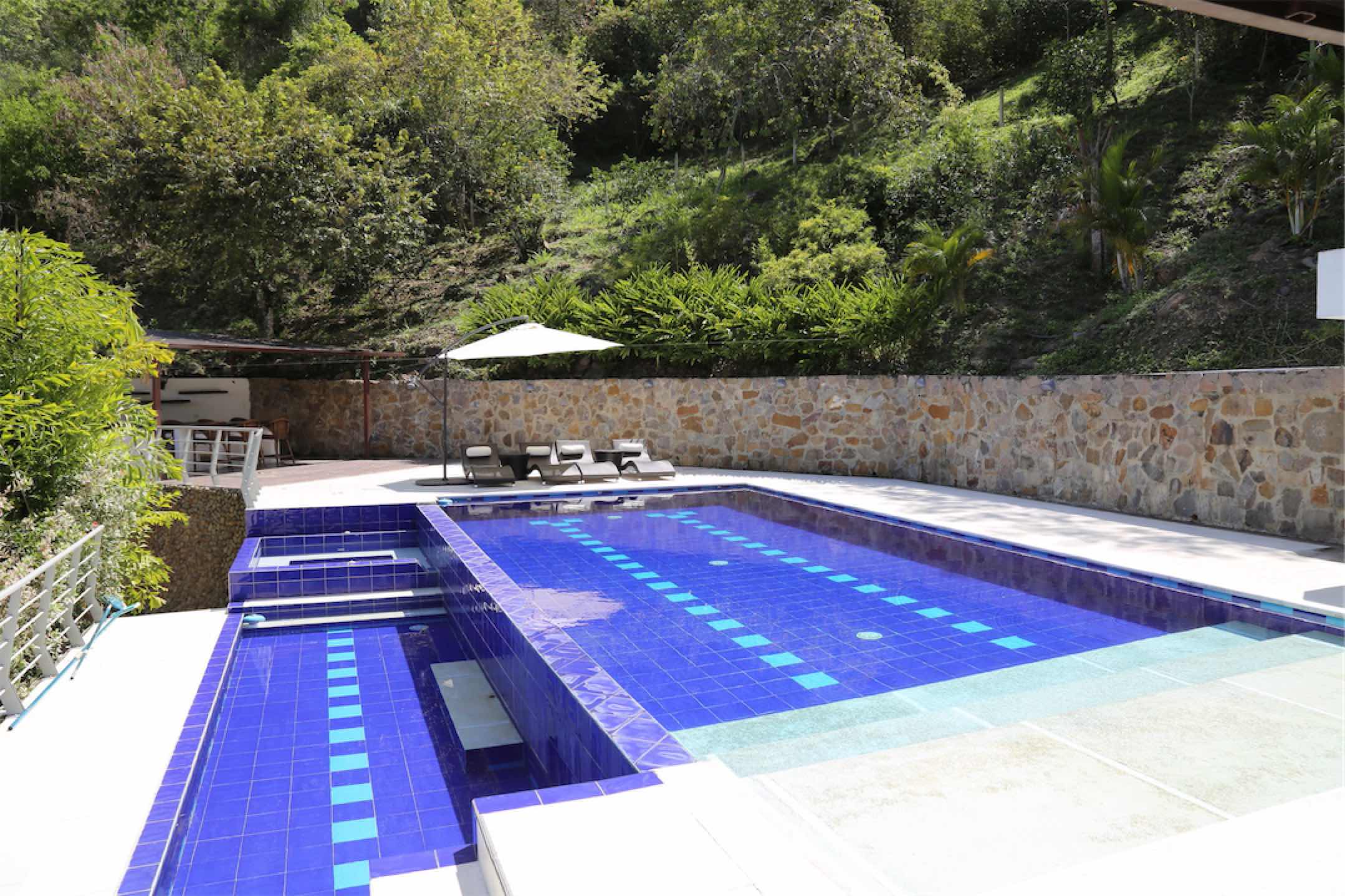 Linda finca amoblada, con piscina y espectacular vista en Villeta