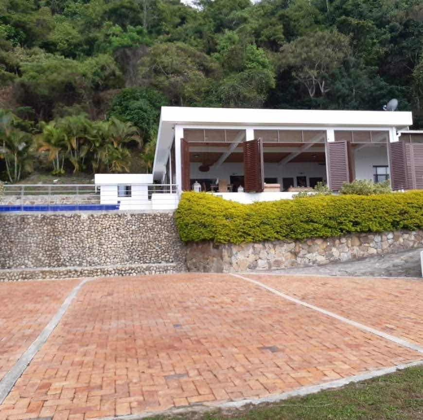 Linda finca amoblada, con piscina y espectacular vista en Villeta