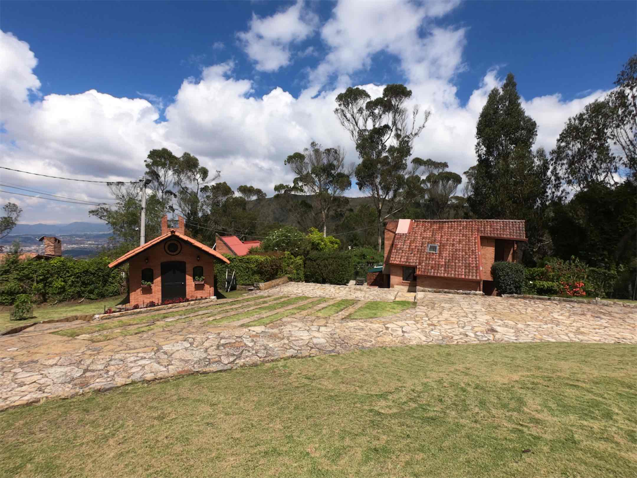 Espectacular casa de 500 m2 antes del peaje vía La Calera