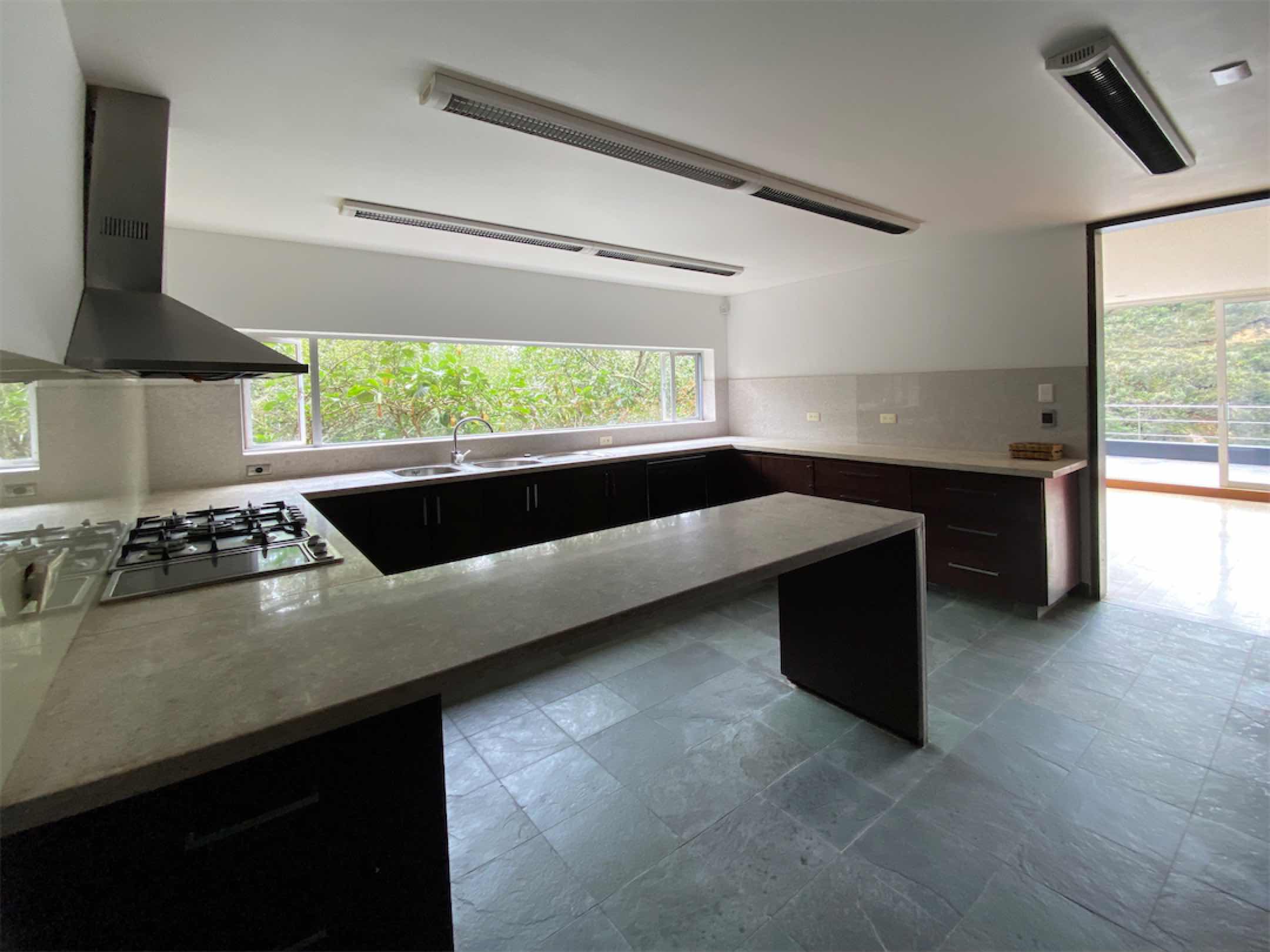 Moderna casa estilo Bauhaus de 410m2 en El Hato, Zona 6, La Calera