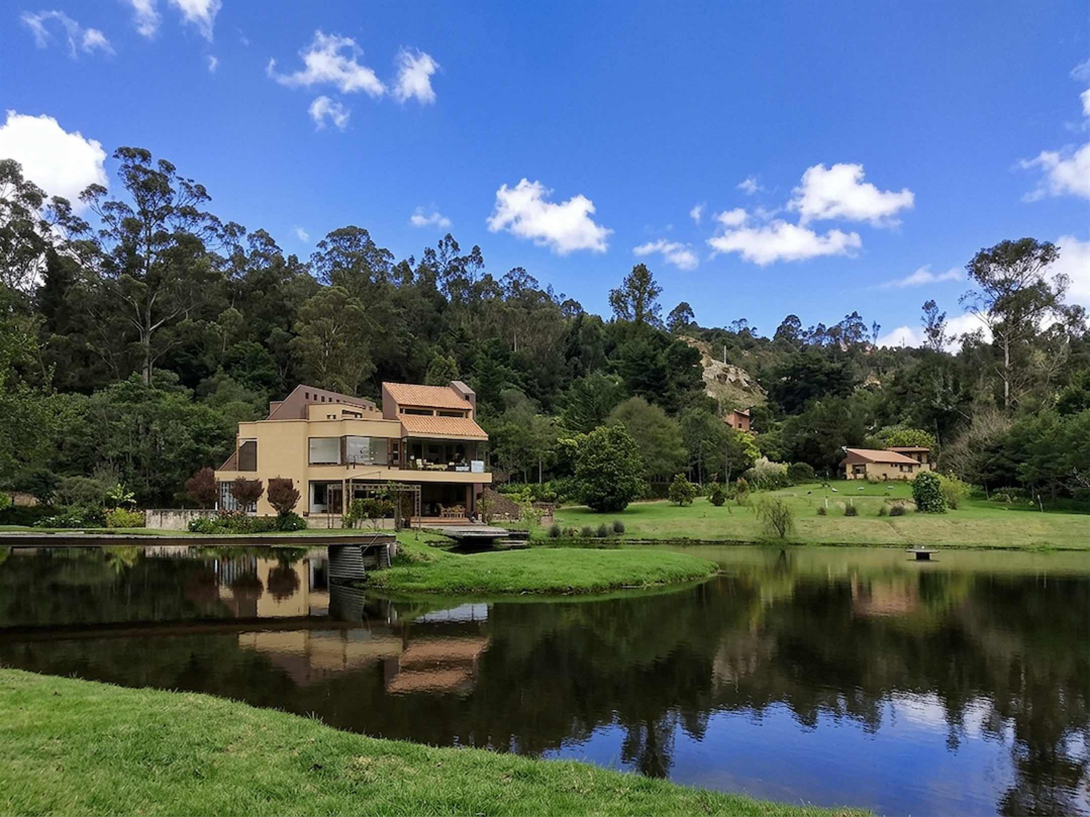Un refugio privado de autor, con lago propio y 15.000 m² de naturaleza. El Hato, La Calera – Cund.