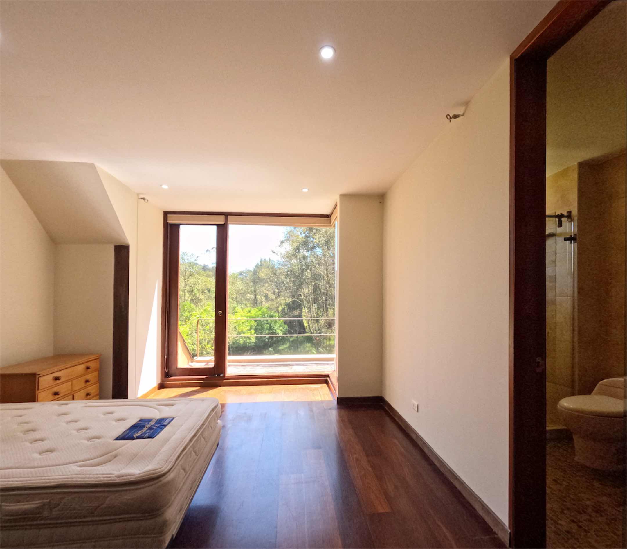 Un refugio privado de autor, con lago propio y 15.000 m² de naturaleza. El Hato, La Calera – Cund.