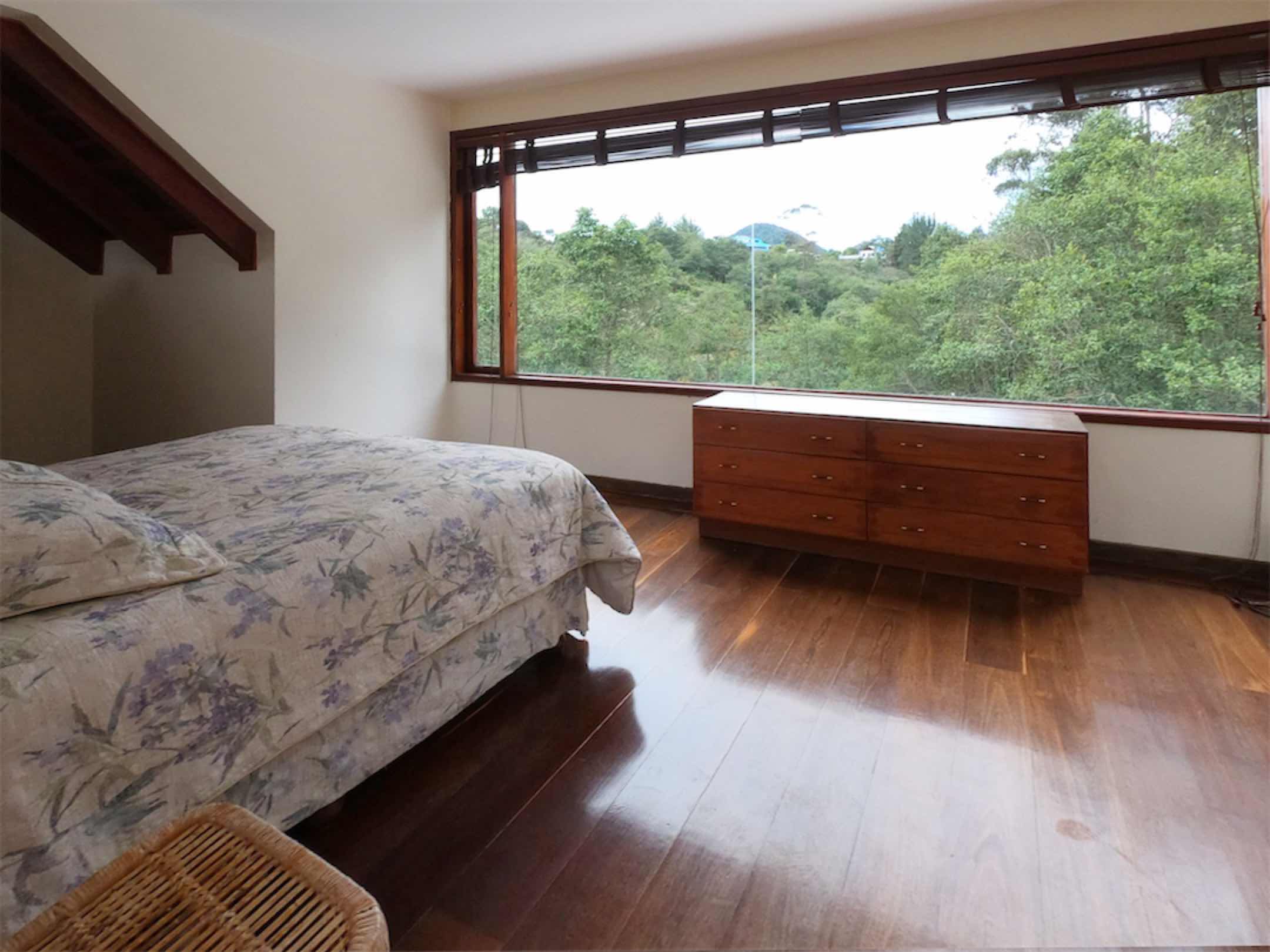 Un refugio privado de autor, con lago propio y 15.000 m² de naturaleza. El Hato, La Calera – Cund.