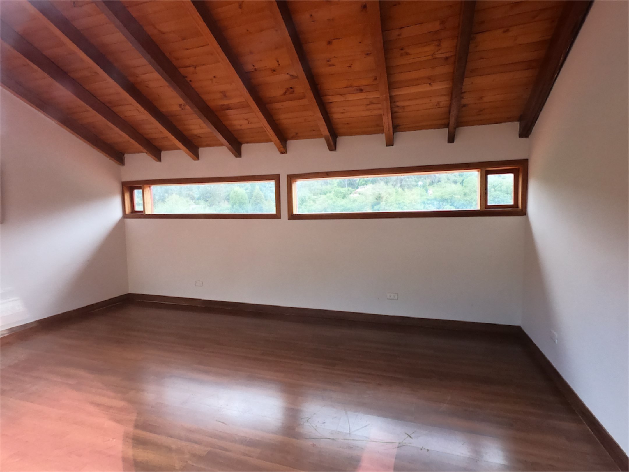 Un refugio privado de autor, con lago propio y 15.000 m² de naturaleza. El Hato, La Calera – Cund.