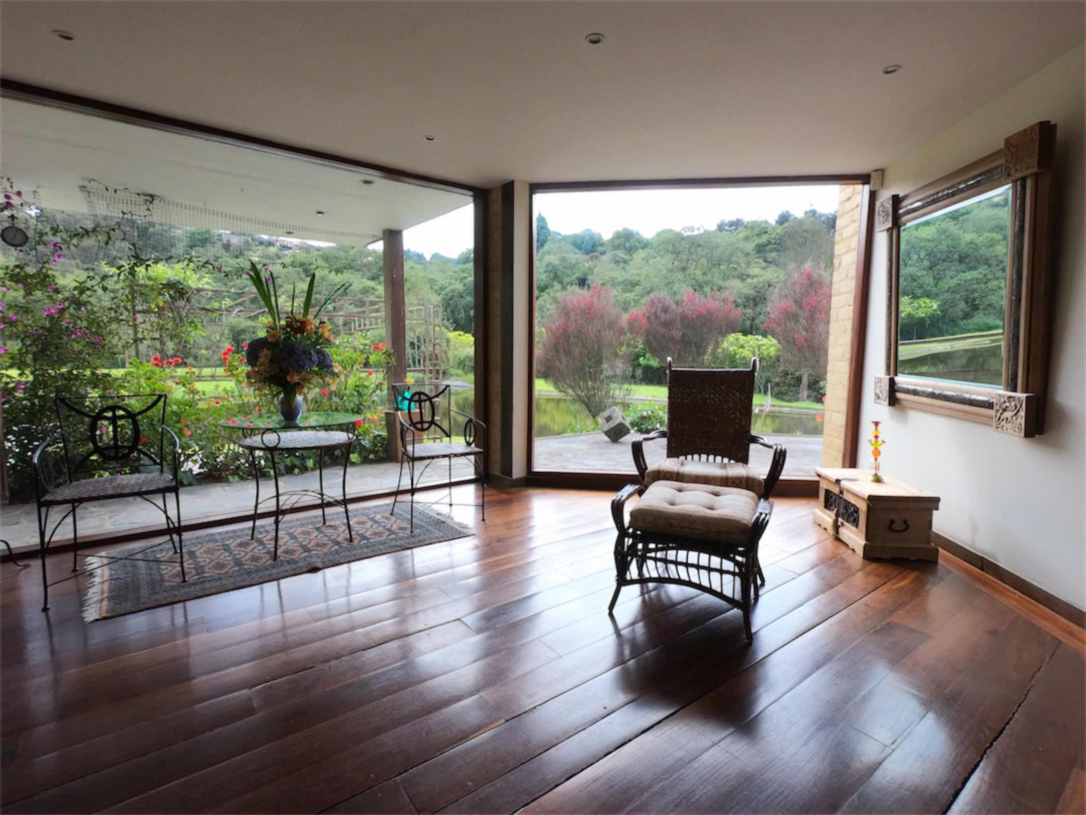 Un refugio privado de autor, con lago propio y 15.000 m² de naturaleza. El Hato, La Calera – Cund.