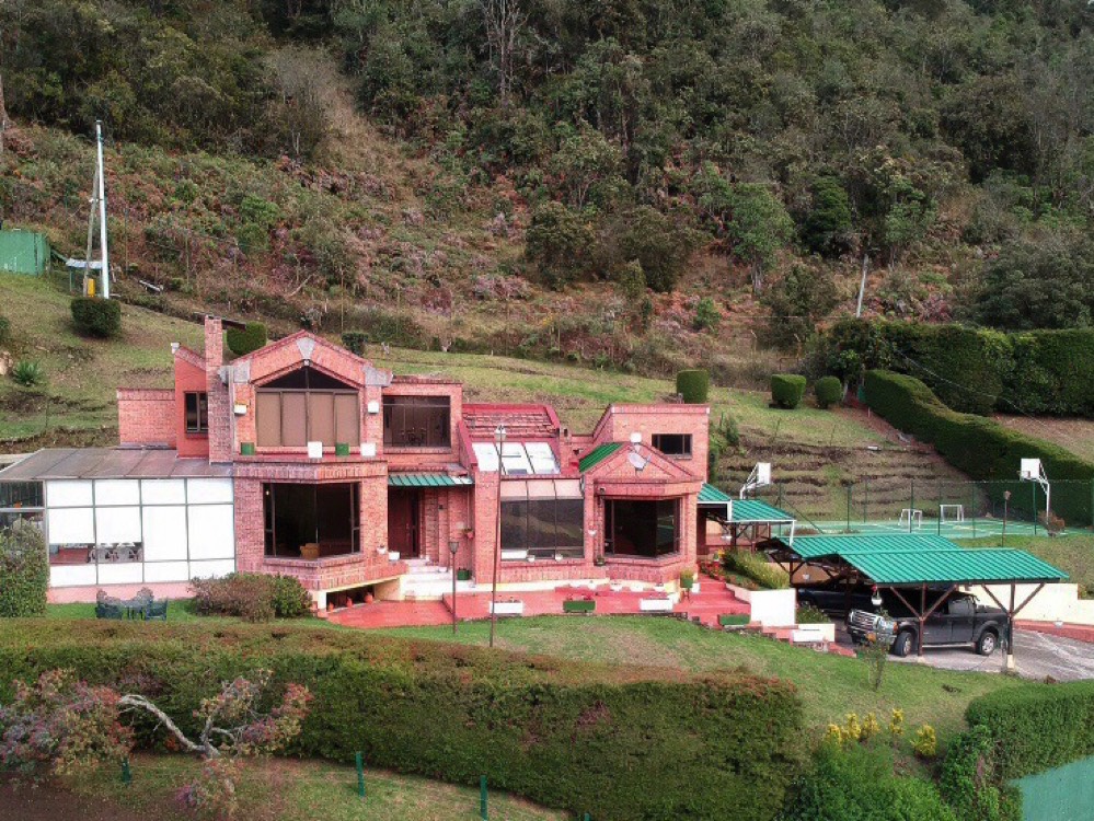 Linda casa de 380m2 en Conjunto Cerrado Bosques de La Calera-Cund