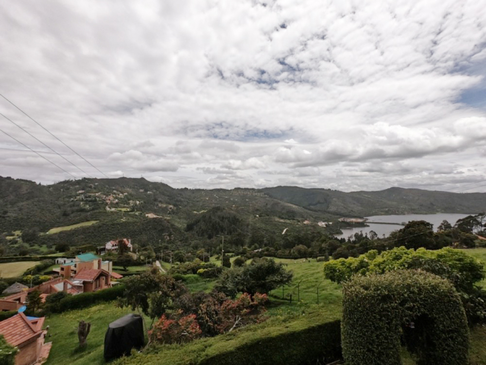 Linda casa de 380m2 en Conjunto Cerrado Bosques de La Calera-Cund