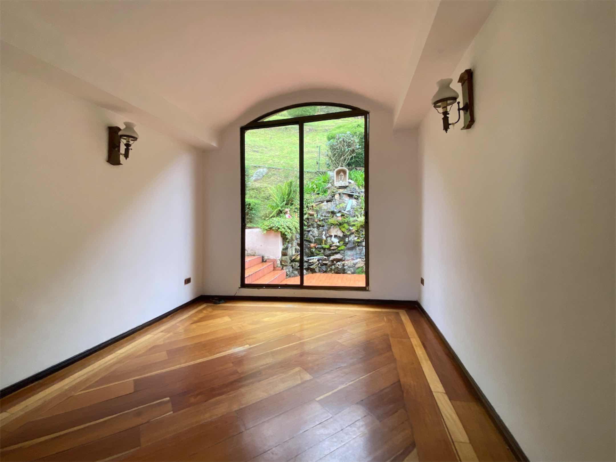 Linda casa de 380m2 en Conjunto Cerrado Bosques de La Calera-Cund