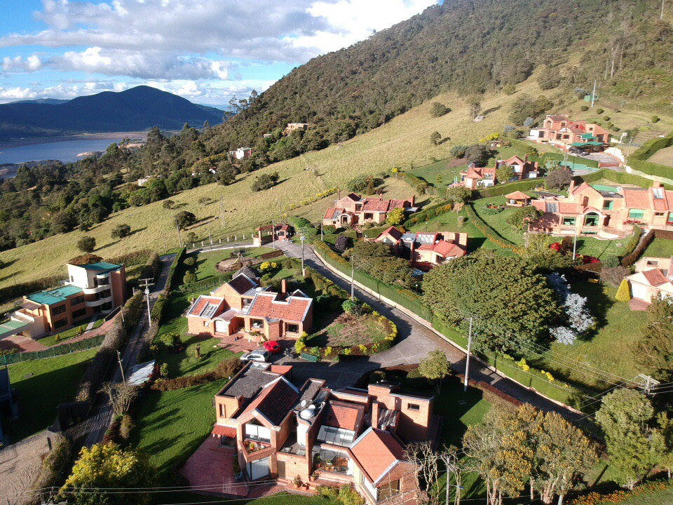 Linda casa de 380m2 en Conjunto Cerrado Bosques de La Calera-Cund