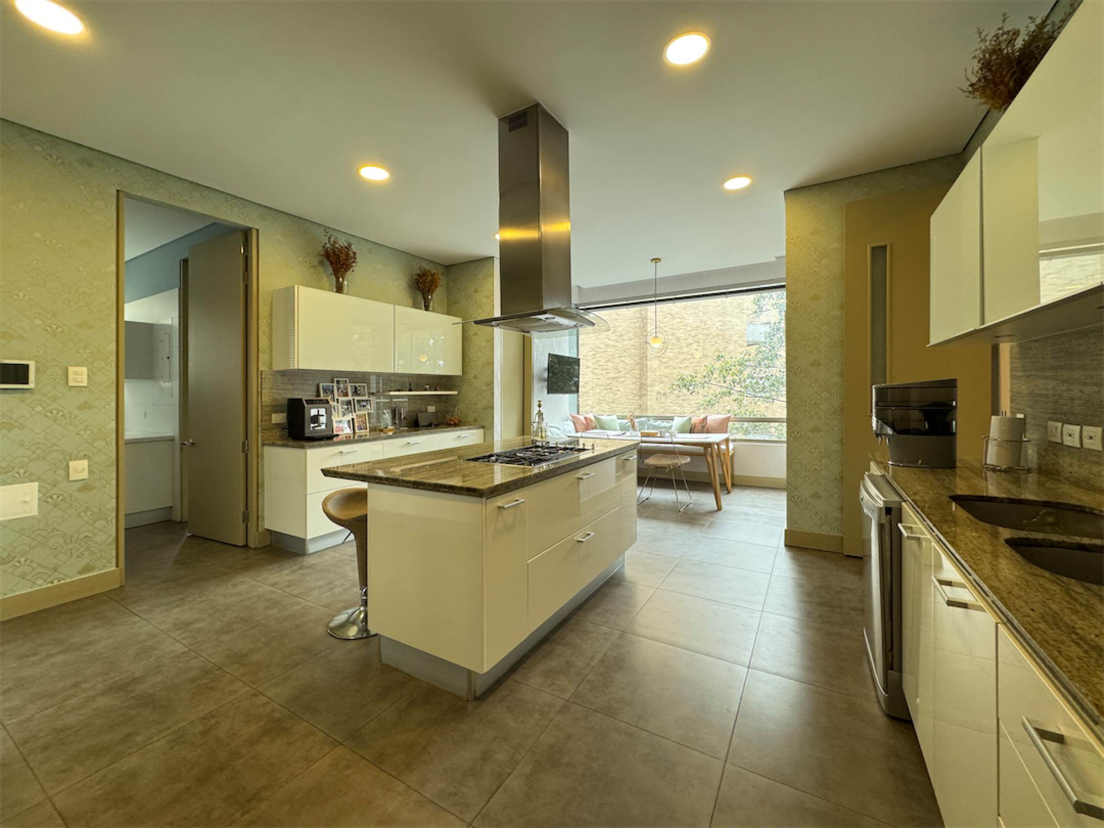 Lindo apartamento remodelado de 415m2 con 2 terrazas, en Montereserva