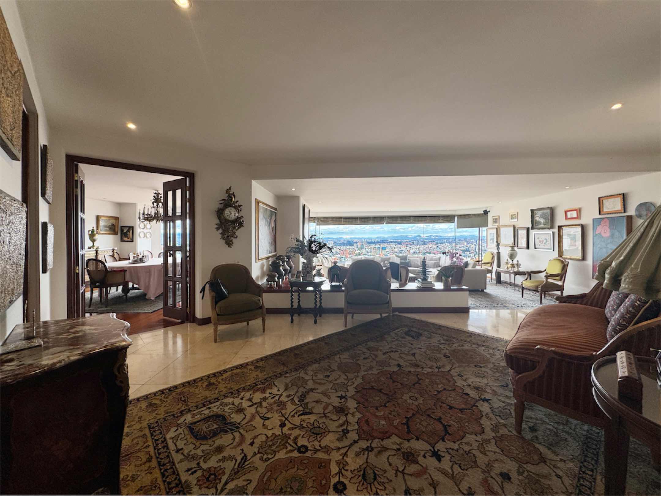 Confortable apartamento de 403.87m2 con terraza y vista a la ciudad, en Chicó Alto