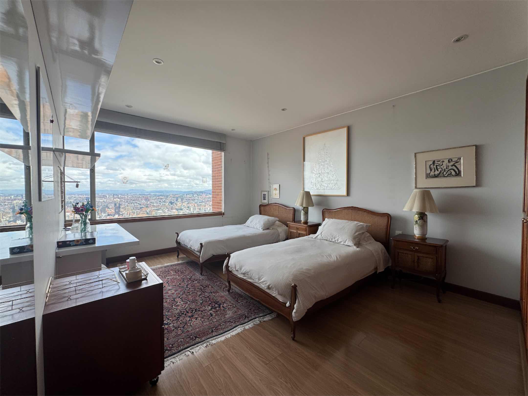 Confortable apartamento de 403.87m2 con terraza y vista a la ciudad, en Chicó Alto