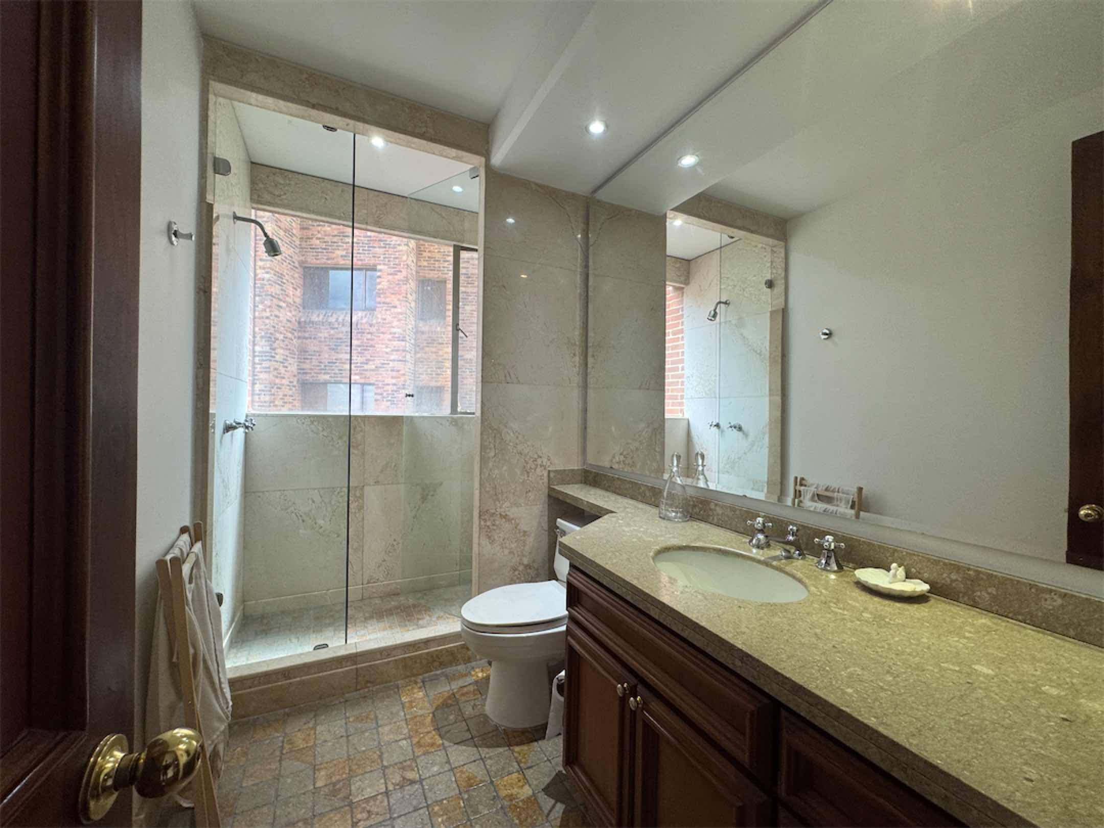 Confortable apartamento de 403.87m2 con terraza y vista a la ciudad, en Chicó Alto