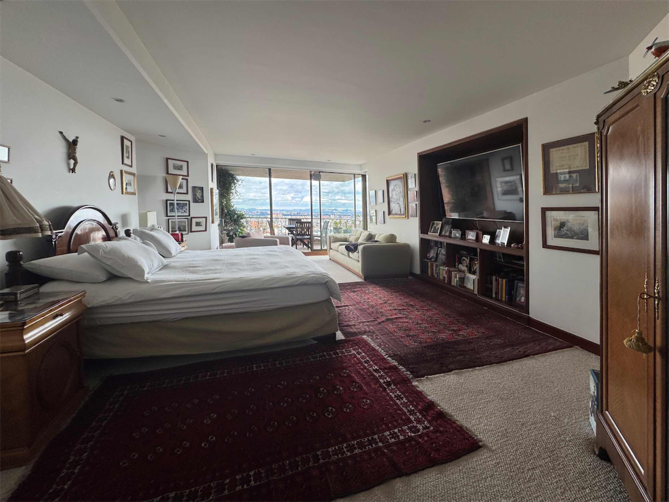 Confortable apartamento de 403.87m2 con terraza y vista a la ciudad, en Chicó Alto