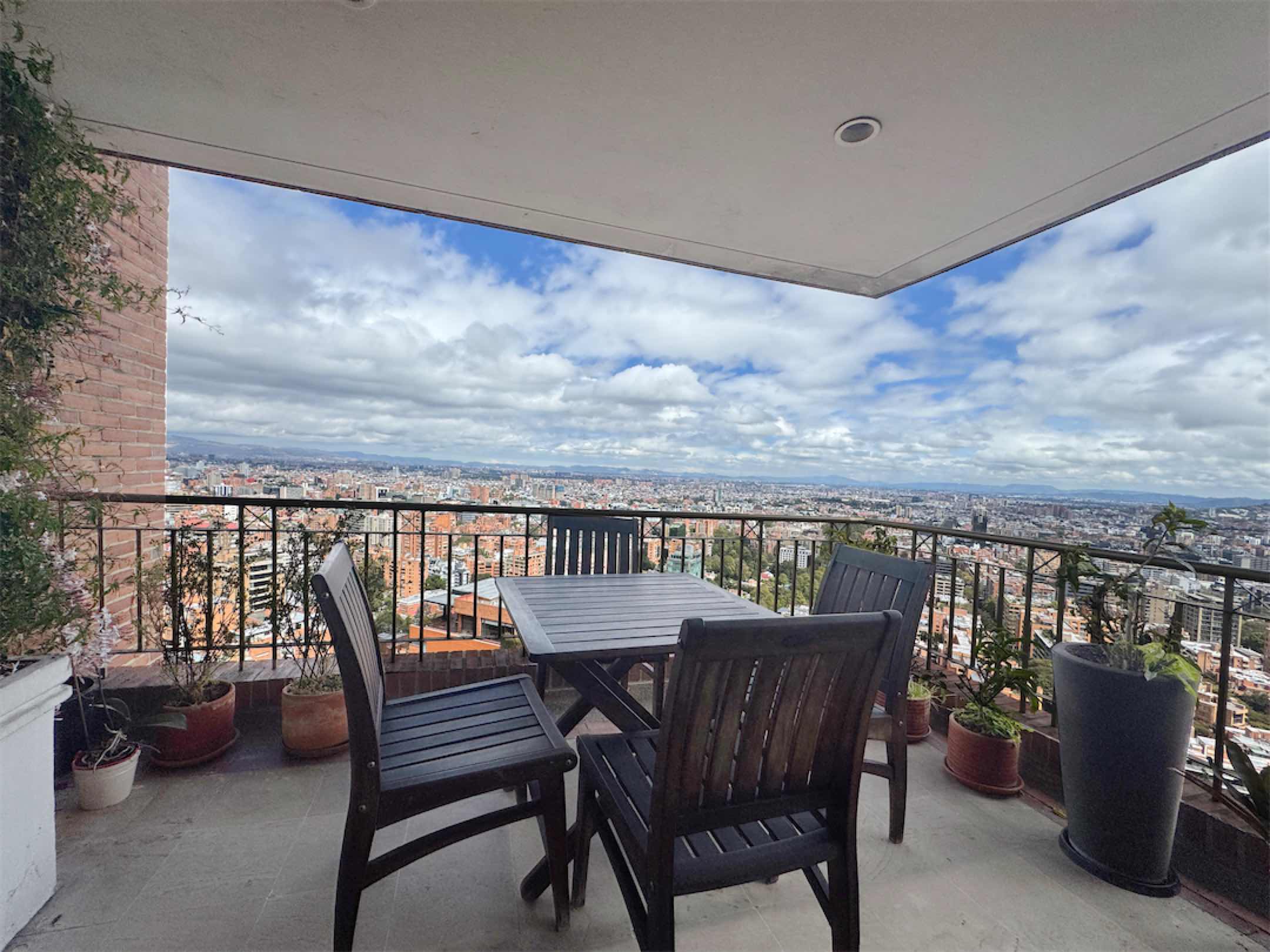 Confortable apartamento de 403.87m2 con terraza y vista a la ciudad, en Chicó Alto