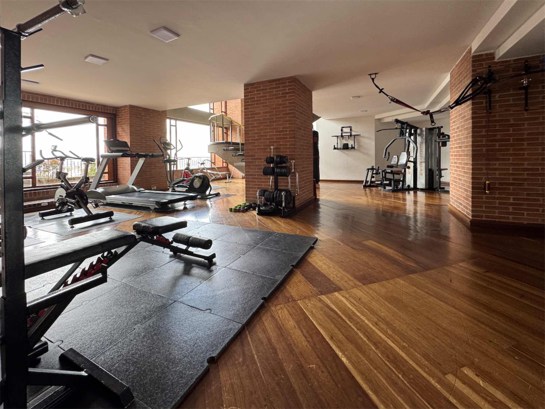 Confortable apartamento de 403.87m2 con terraza y vista a la ciudad, en Chicó Alto