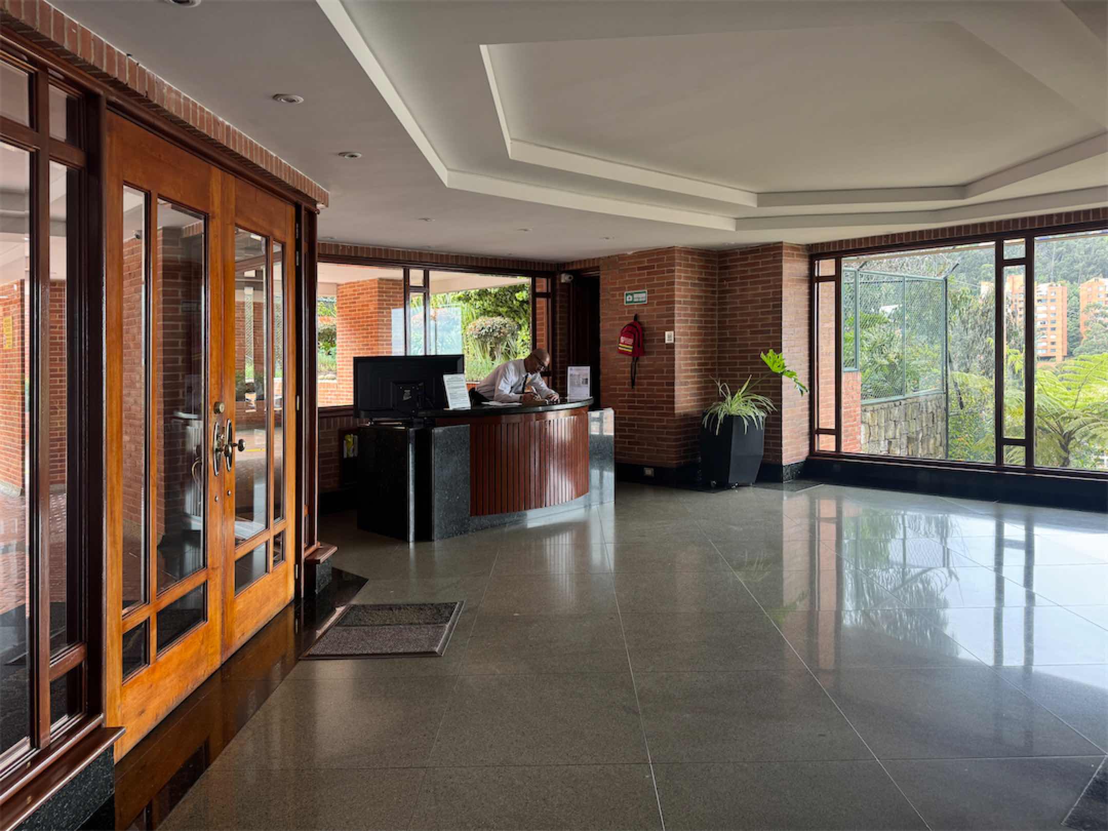 Confortable apartamento de 403.87m2 con terraza y vista a la ciudad, en Chicó Alto