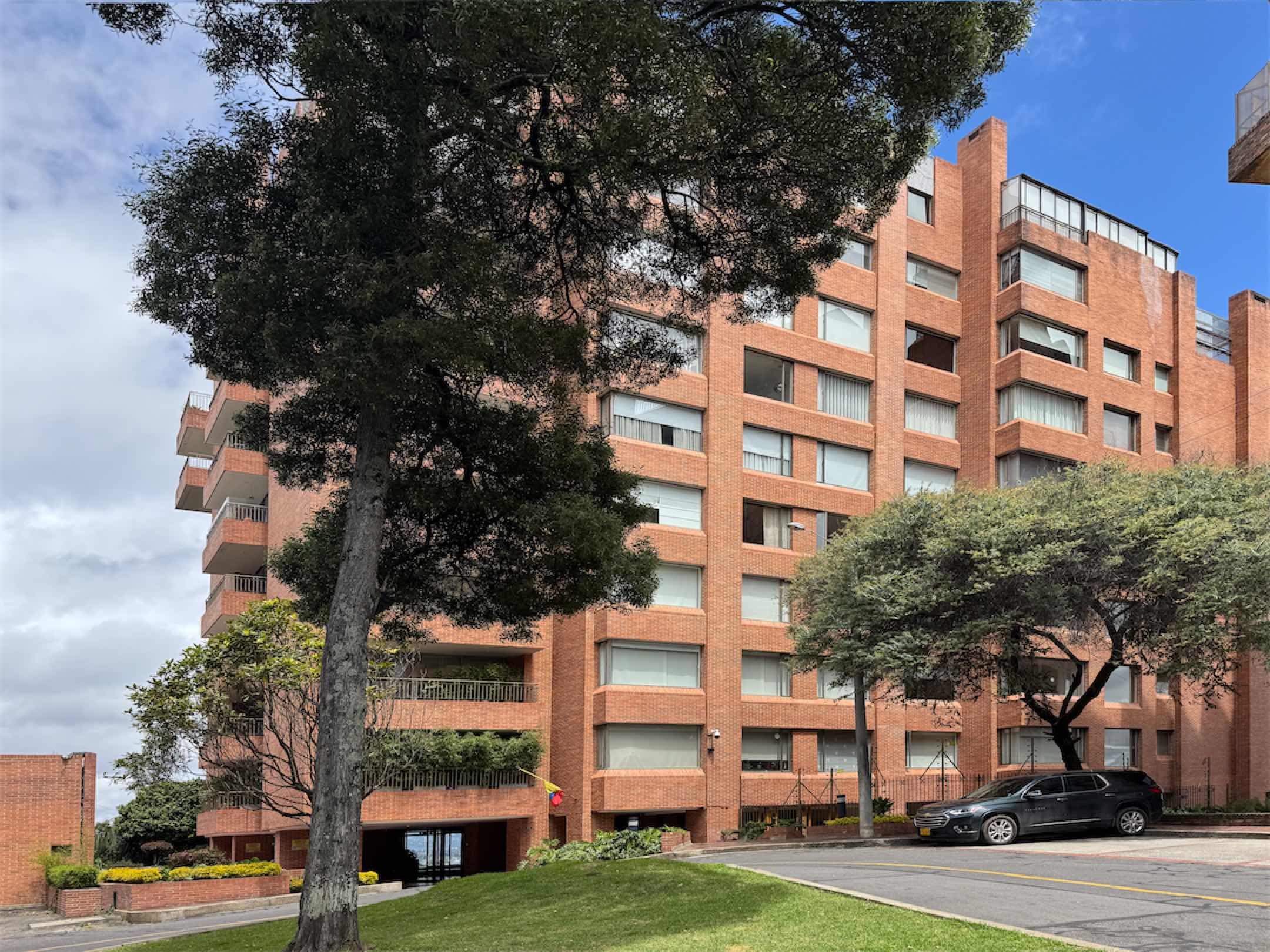 Confortable apartamento de 403.87m2 con terraza y vista a la ciudad, en Chicó Alto