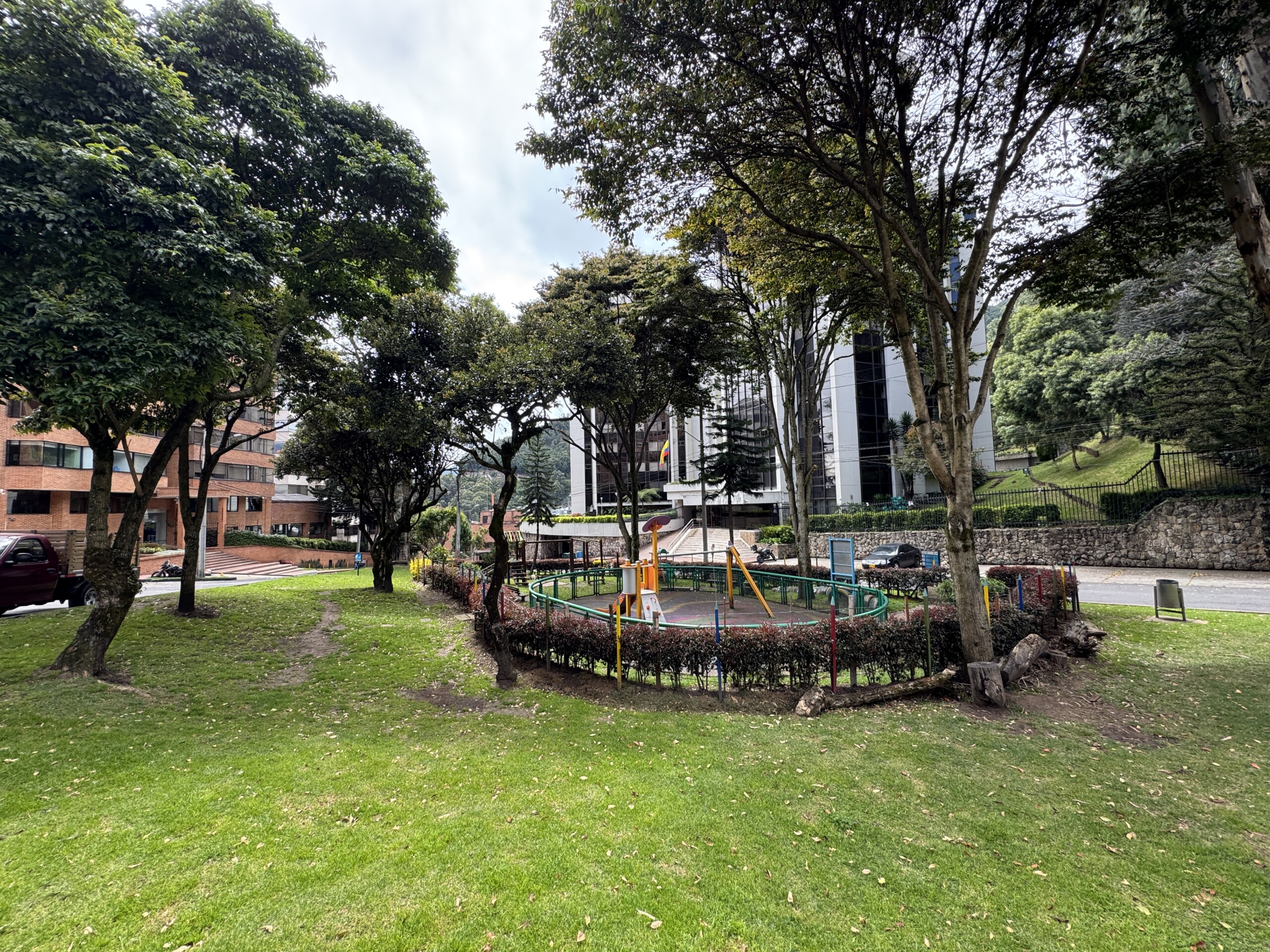 Confortable apartamento de 403.87m2 con terraza y vista a la ciudad, en Chicó Alto