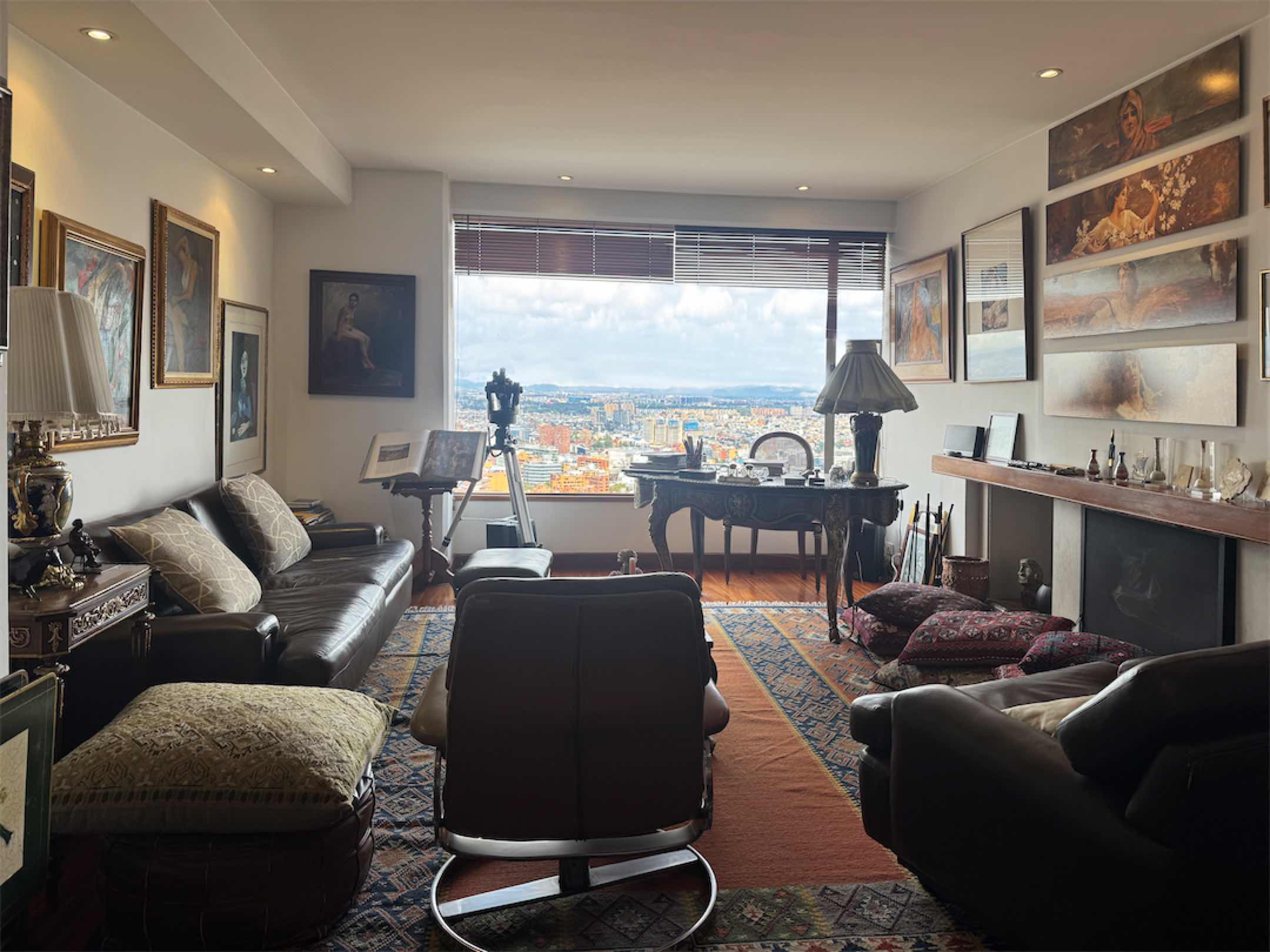 Confortable apartamento de 403.87m2 con terraza y vista a la ciudad, en Chicó Alto