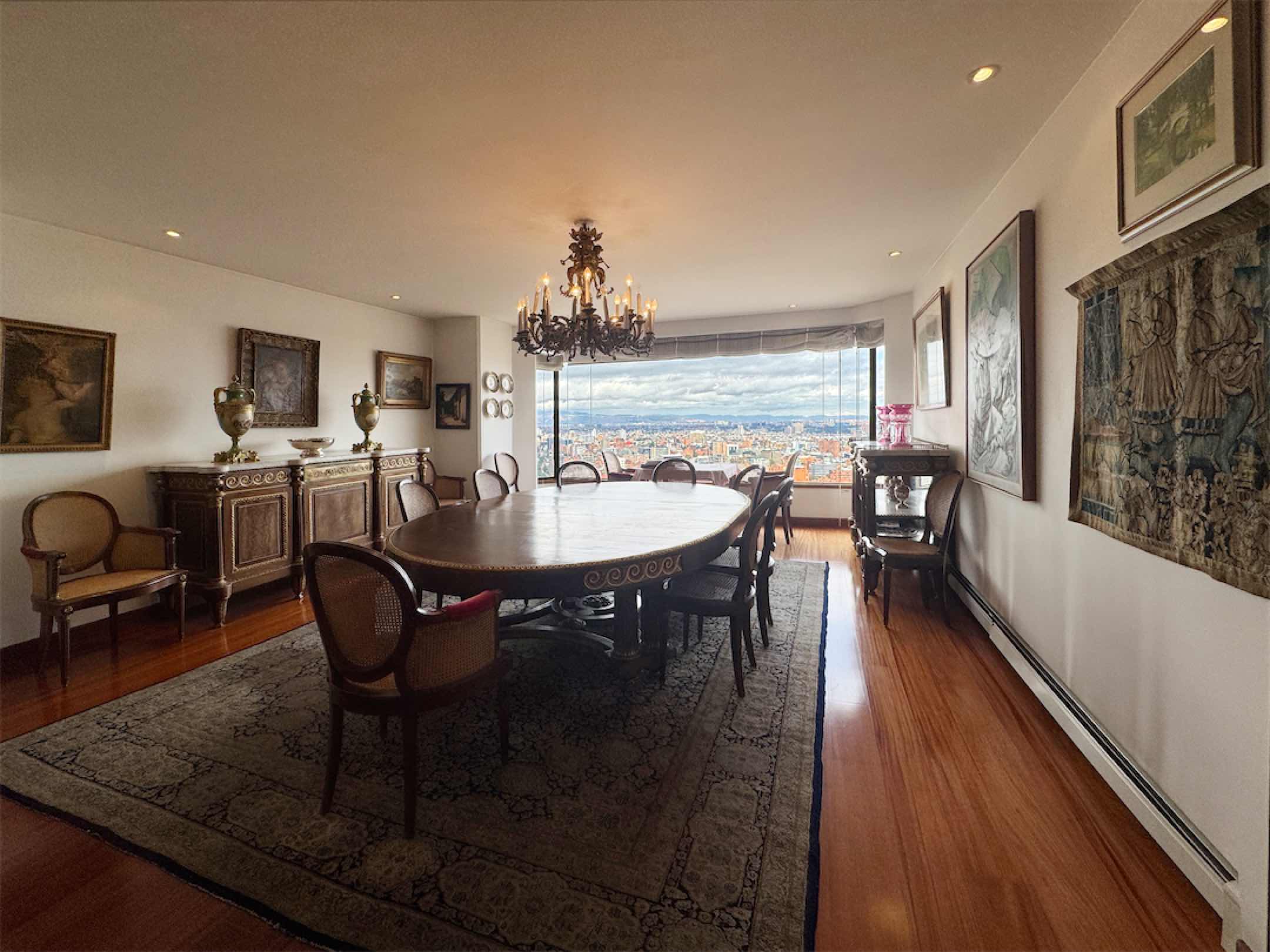 Confortable apartamento de 403.87m2 con terraza y vista a la ciudad, en Chicó Alto