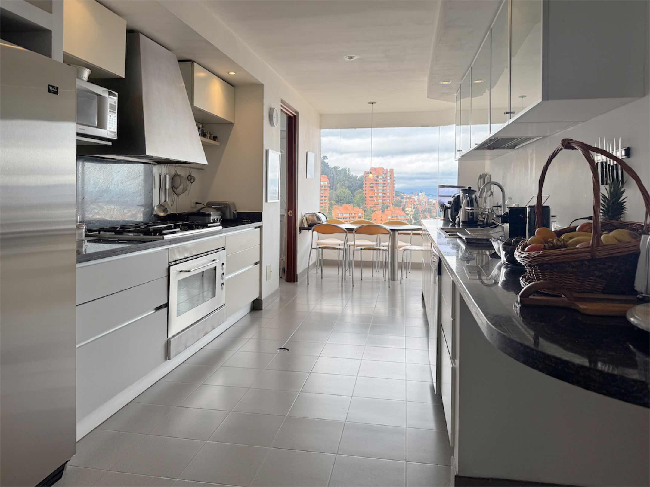 Confortable apartamento de 403.87m2 con terraza y vista a la ciudad, en Chicó Alto
