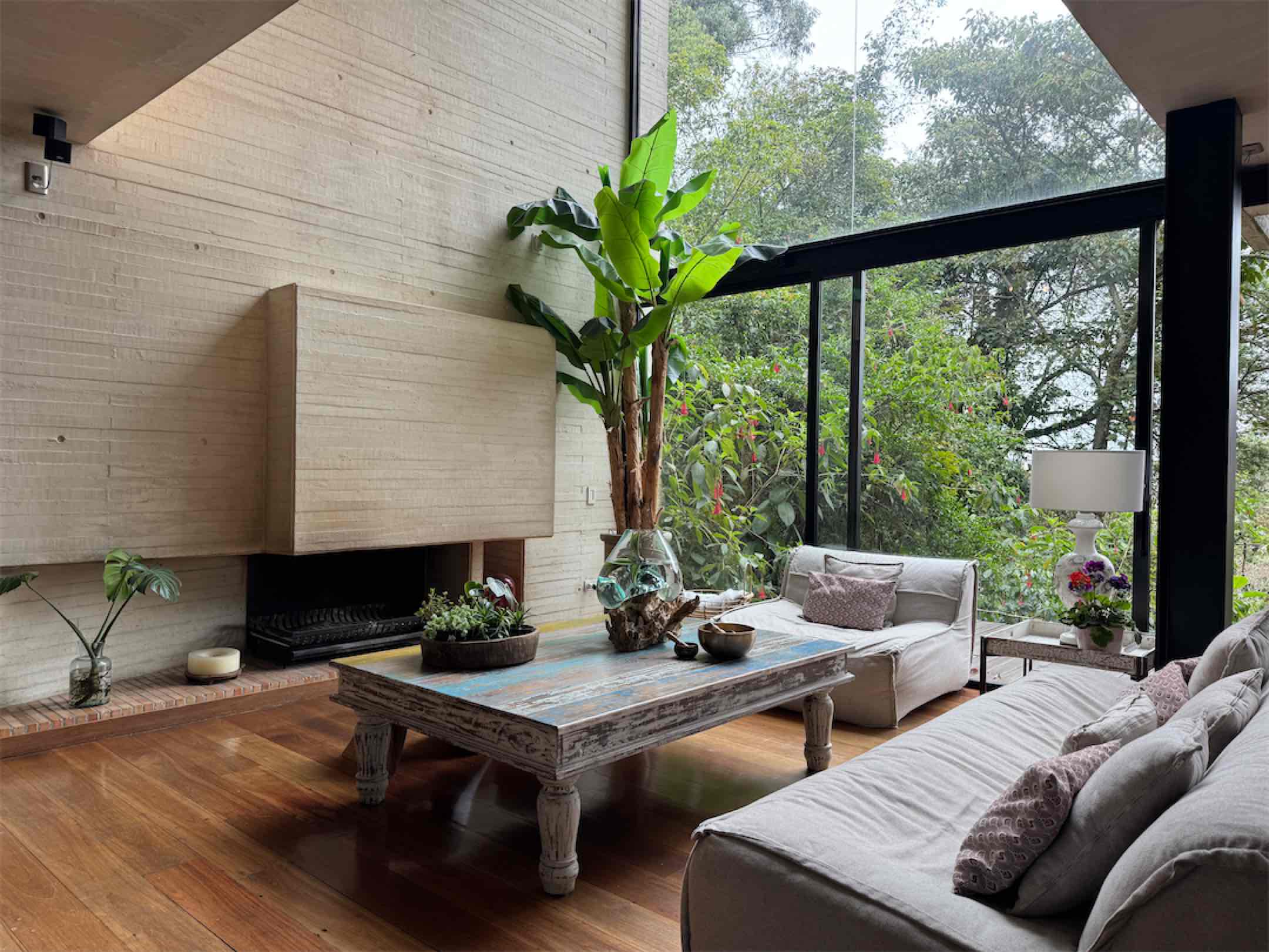 Una obra arquitectónica de 250m2 en medio de la naturaleza. Niquia, Provenza – Bogotá