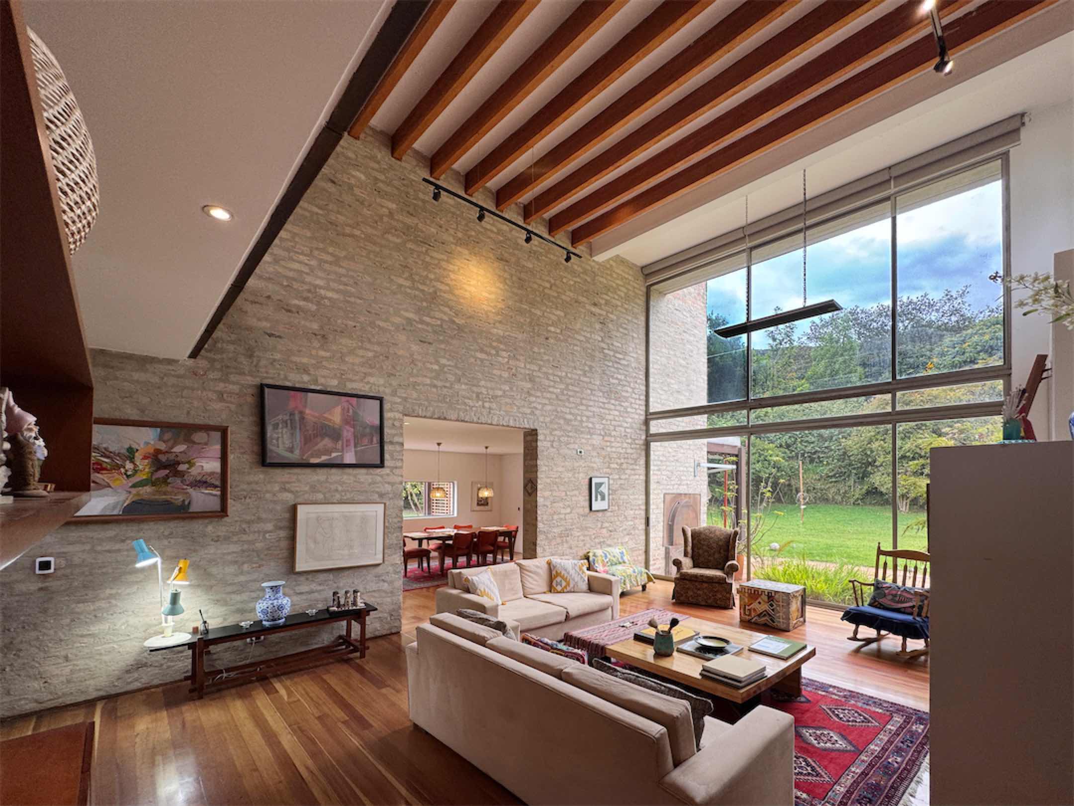 Linda obra arquitectónica Rafael Ibarra de 354 m2 en Parque Residencial Teusacá, La Calera