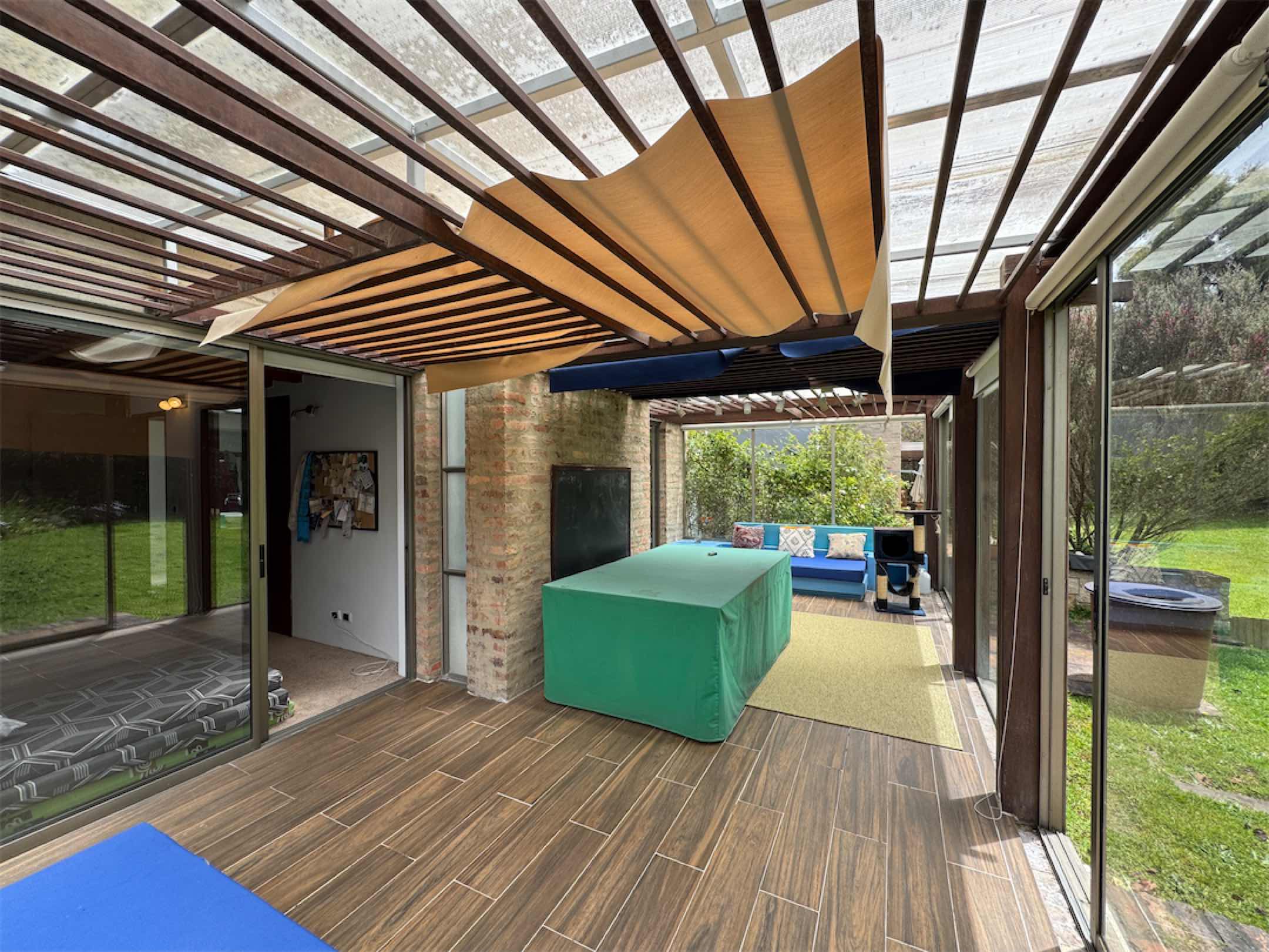 Linda obra arquitectónica Rafael Ibarra de 354 m2 en Parque Residencial Teusacá, La Calera