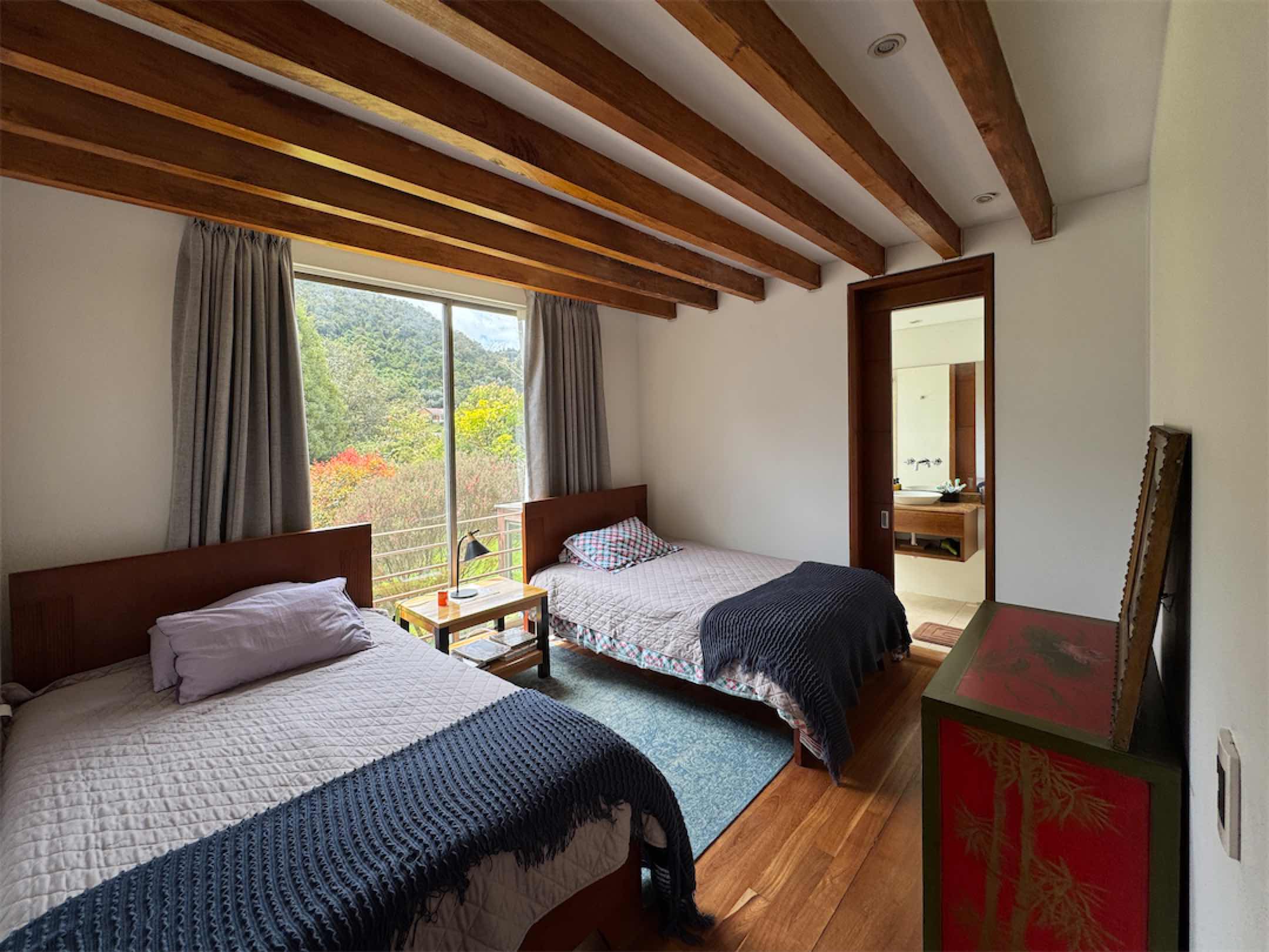 Linda obra arquitectónica Rafael Ibarra de 354 m2 en Parque Residencial Teusacá, La Calera