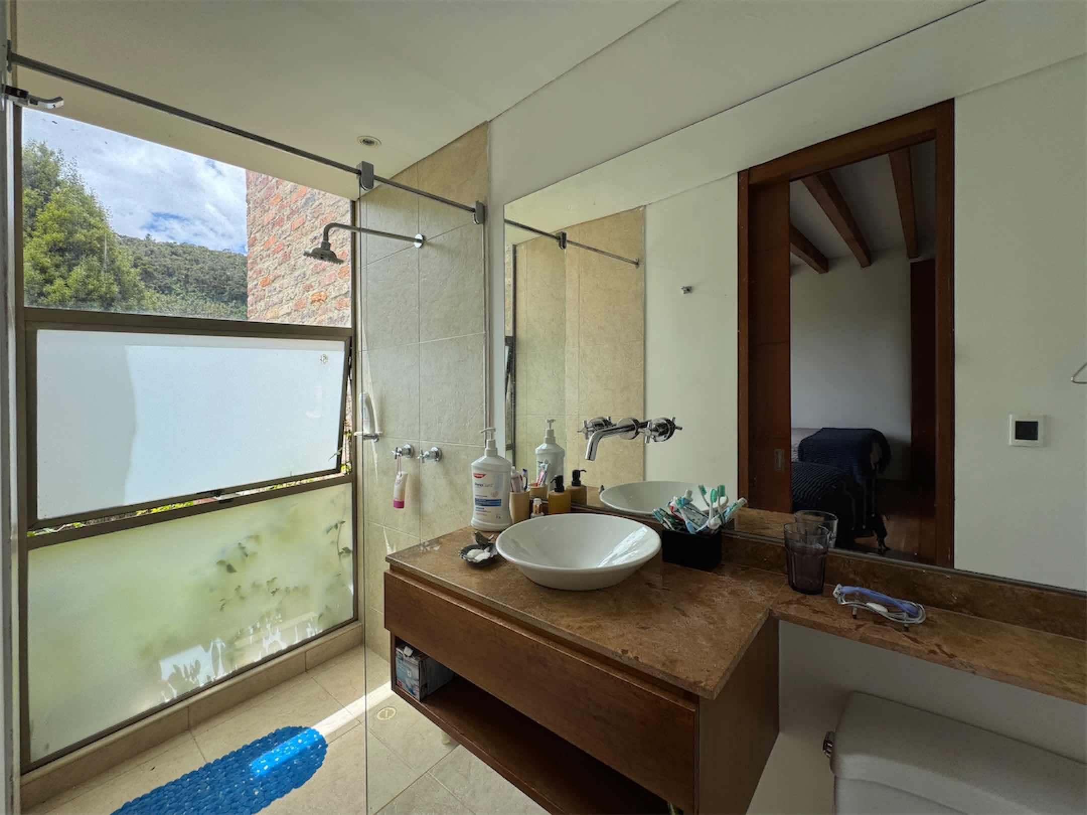 Linda obra arquitectónica Rafael Ibarra de 354 m2 en Parque Residencial Teusacá, La Calera