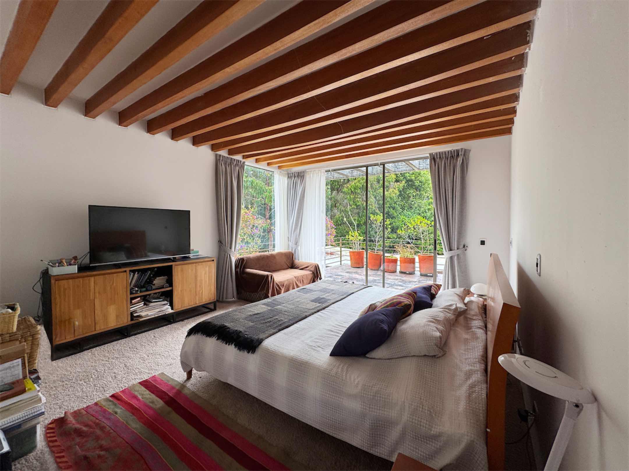 Linda obra arquitectónica Rafael Ibarra de 354 m2 en Parque Residencial Teusacá, La Calera