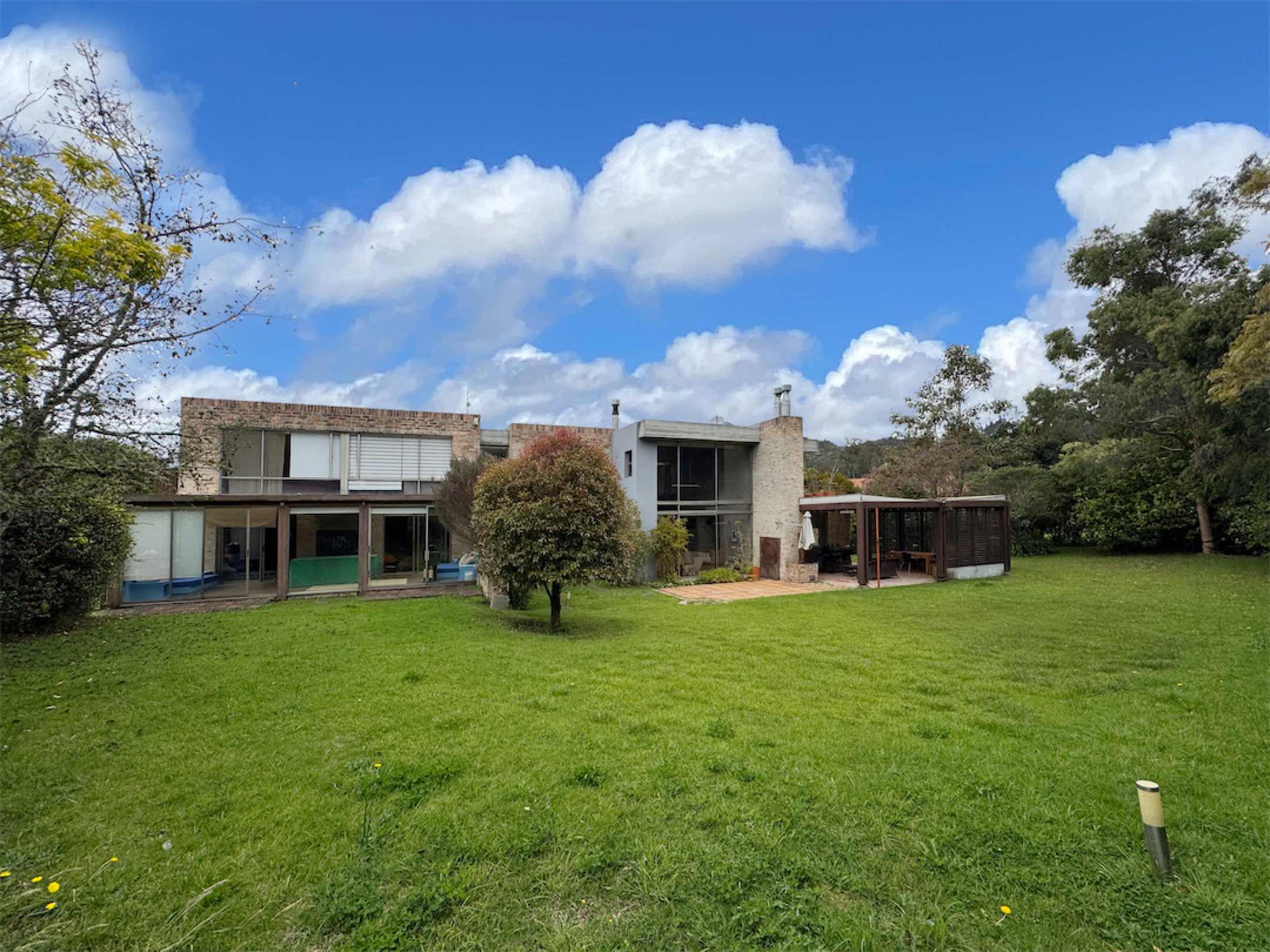 Linda obra arquitectónica Rafael Ibarra de 354 m2 en Parque Residencial Teusacá, La Calera