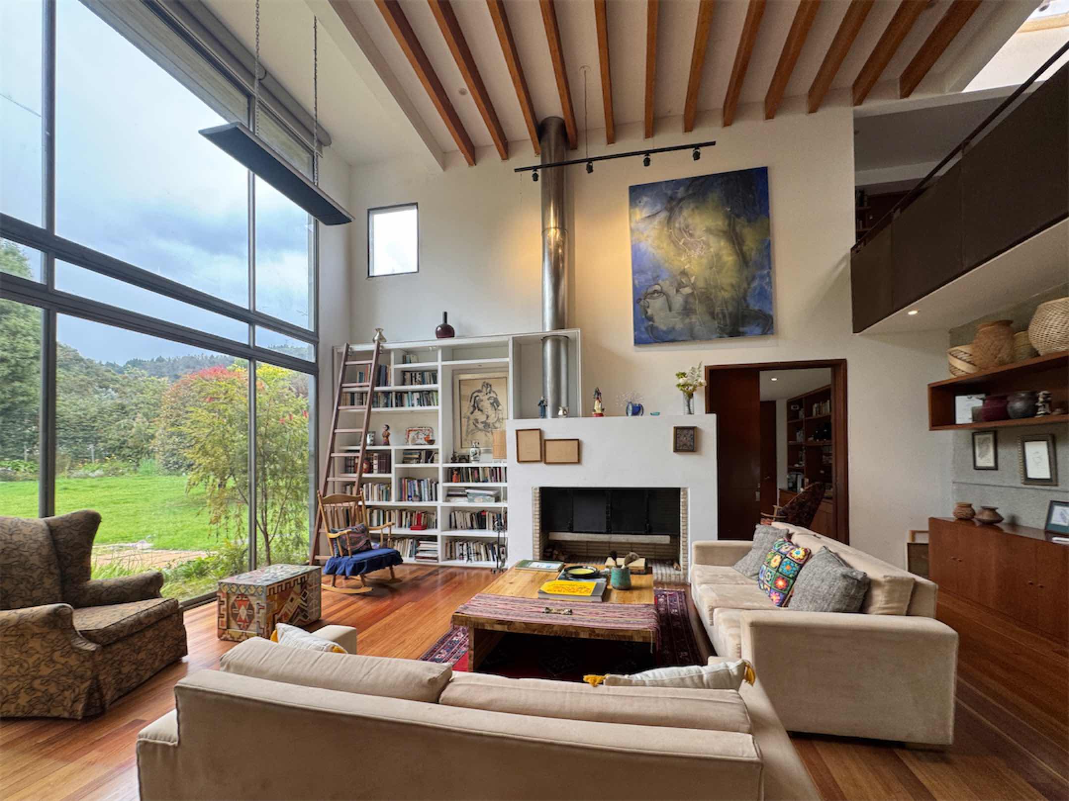 Linda obra arquitectónica Rafael Ibarra de 354 m2 en Parque Residencial Teusacá, La Calera