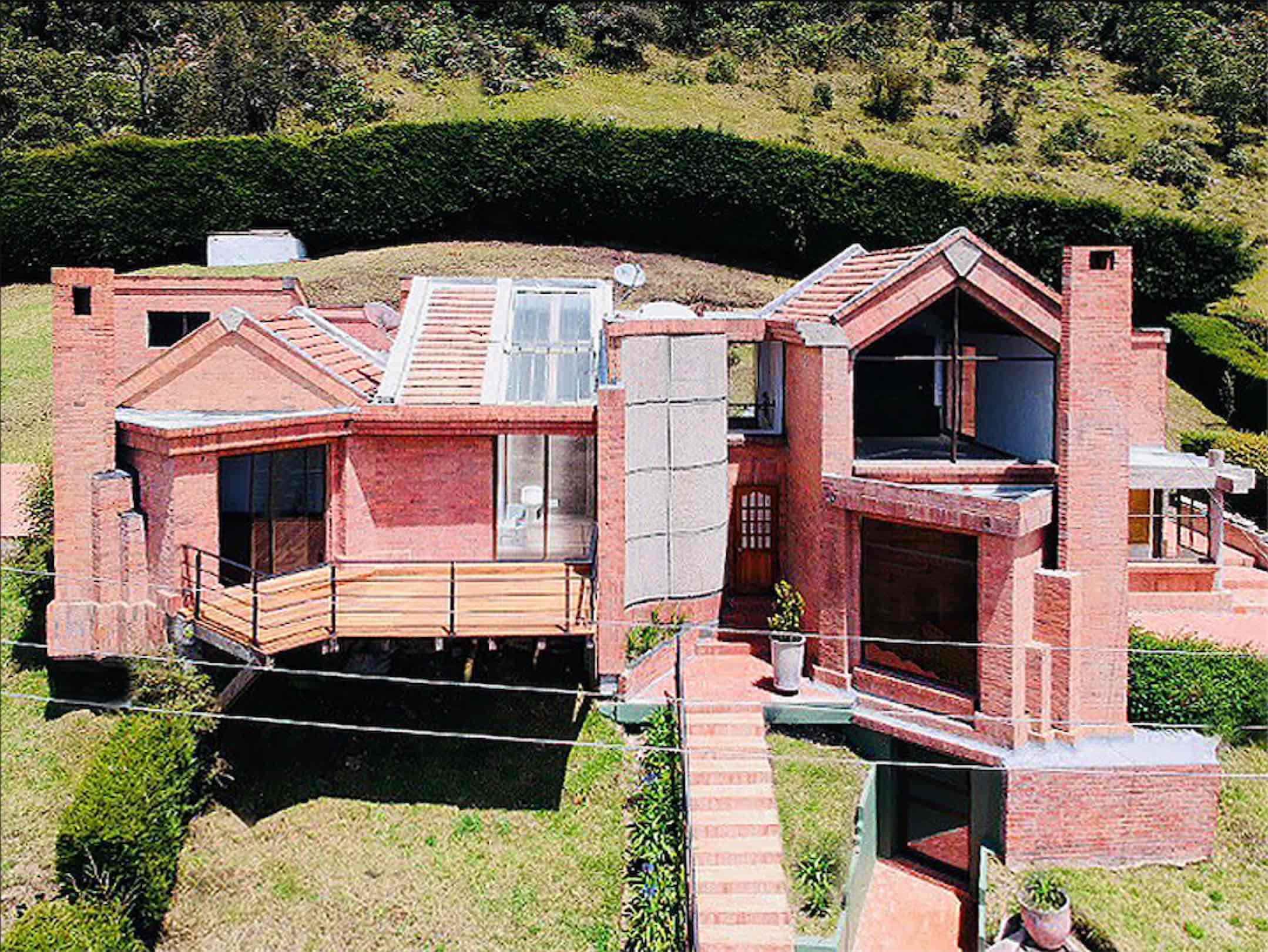 231m2 PARA REMODELAR. Con diseño Multidimensional y balcón panorámico, en Bosques de La Calera