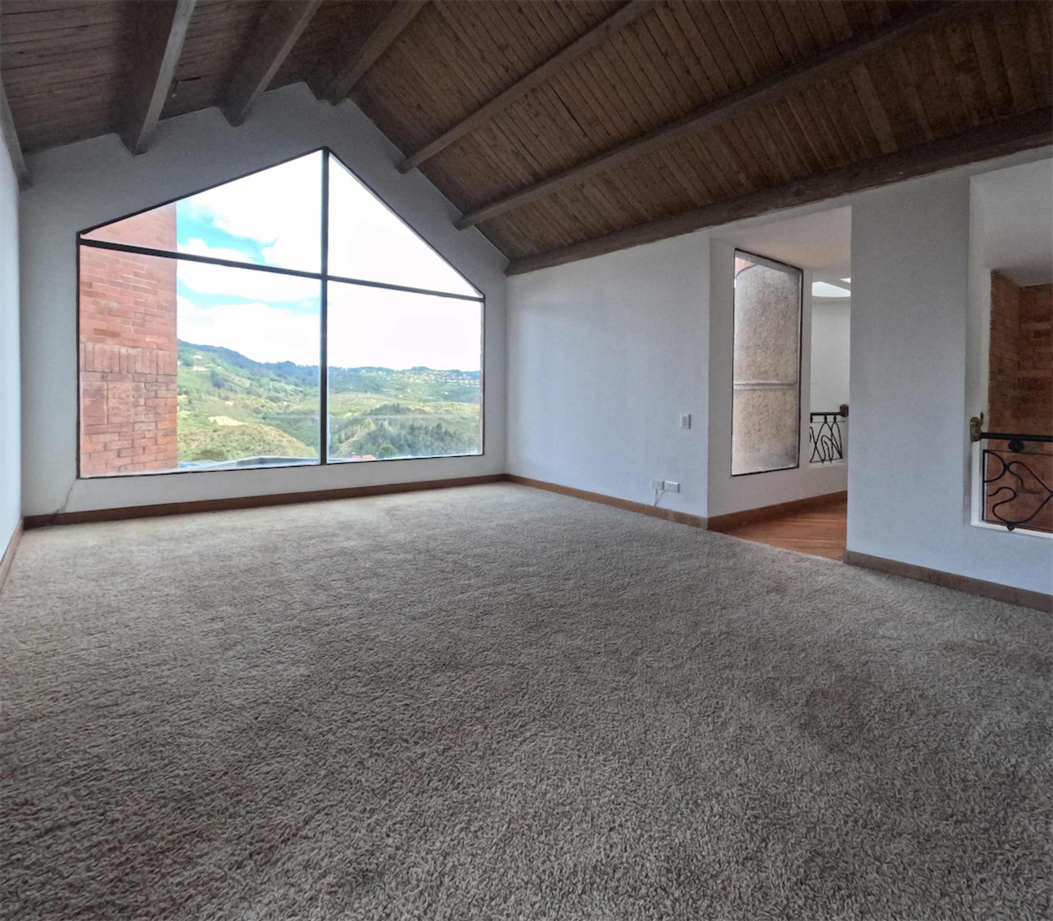 231m2 PARA REMODELAR. Con diseño Multidimensional y balcón panorámico, en Bosques de La Calera