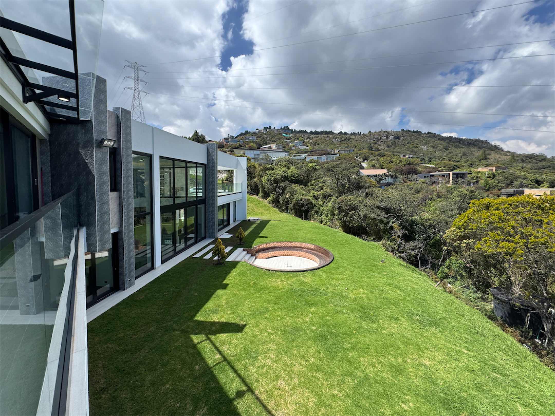 Singular obra contemporánea de Salgado Arquitectos. Bosques del Encenillo, La Calera – Cund.