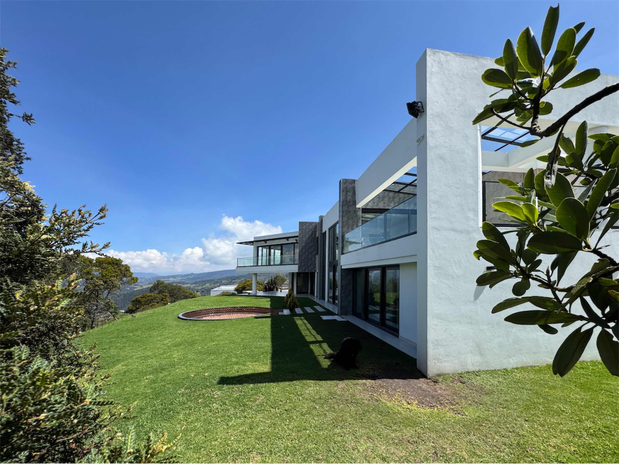 Singular obra contemporánea de Salgado Arquitectos. Bosques del Encenillo, La Calera – Cund.