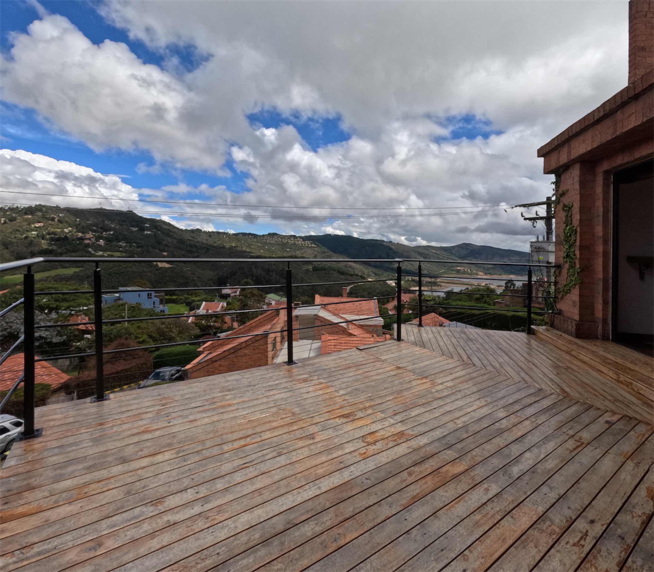 231m2 PARA REMODELAR. Con diseño Multidimensional y balcón panorámico, en Bosques de La Calera