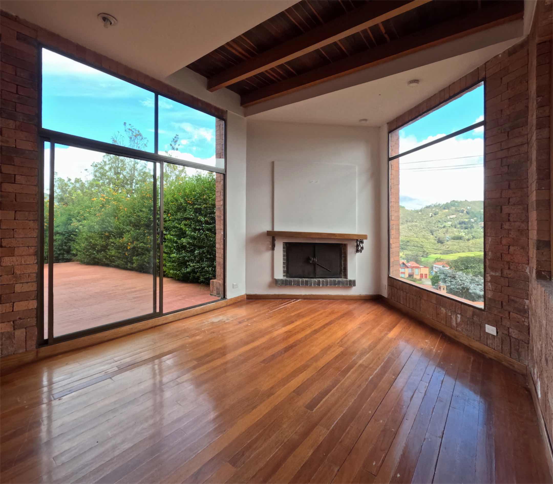 231m2 PARA REMODELAR. Con diseño Multidimensional y balcón panorámico, en Bosques de La Calera