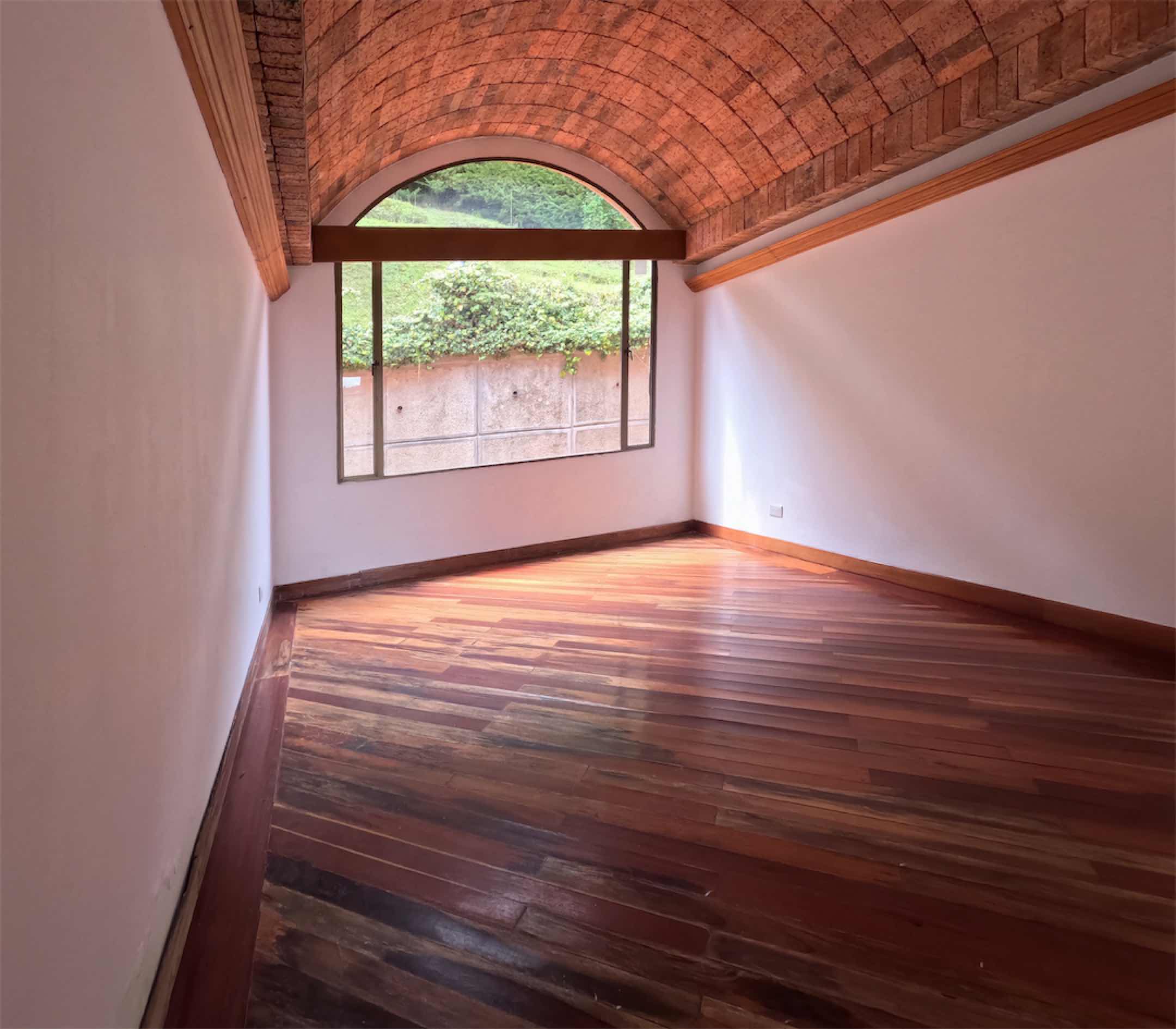 231m2 PARA REMODELAR. Con diseño Multidimensional y balcón panorámico, en Bosques de La Calera