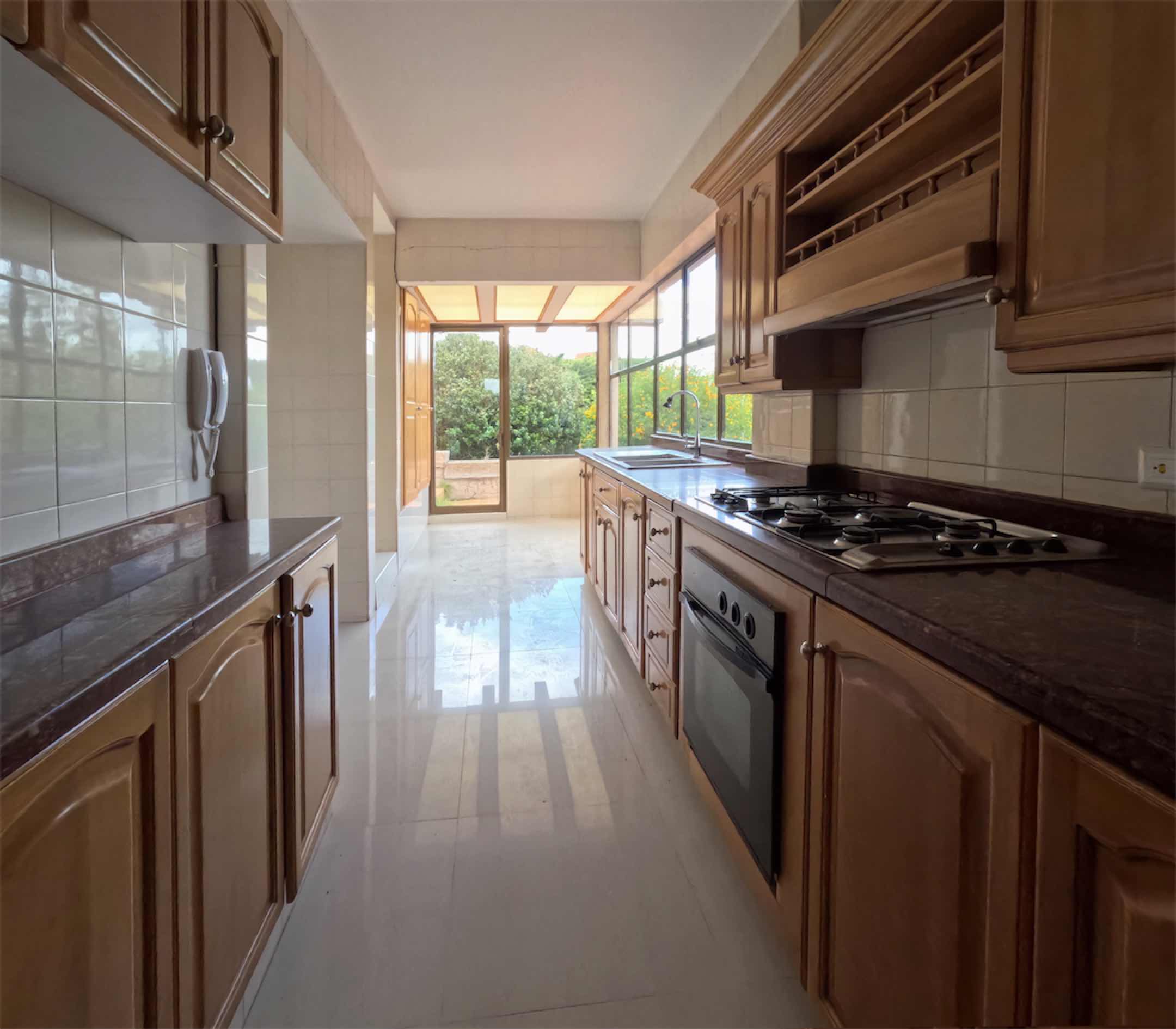 231m2 PARA REMODELAR. Con diseño Multidimensional y balcón panorámico, en Bosques de La Calera