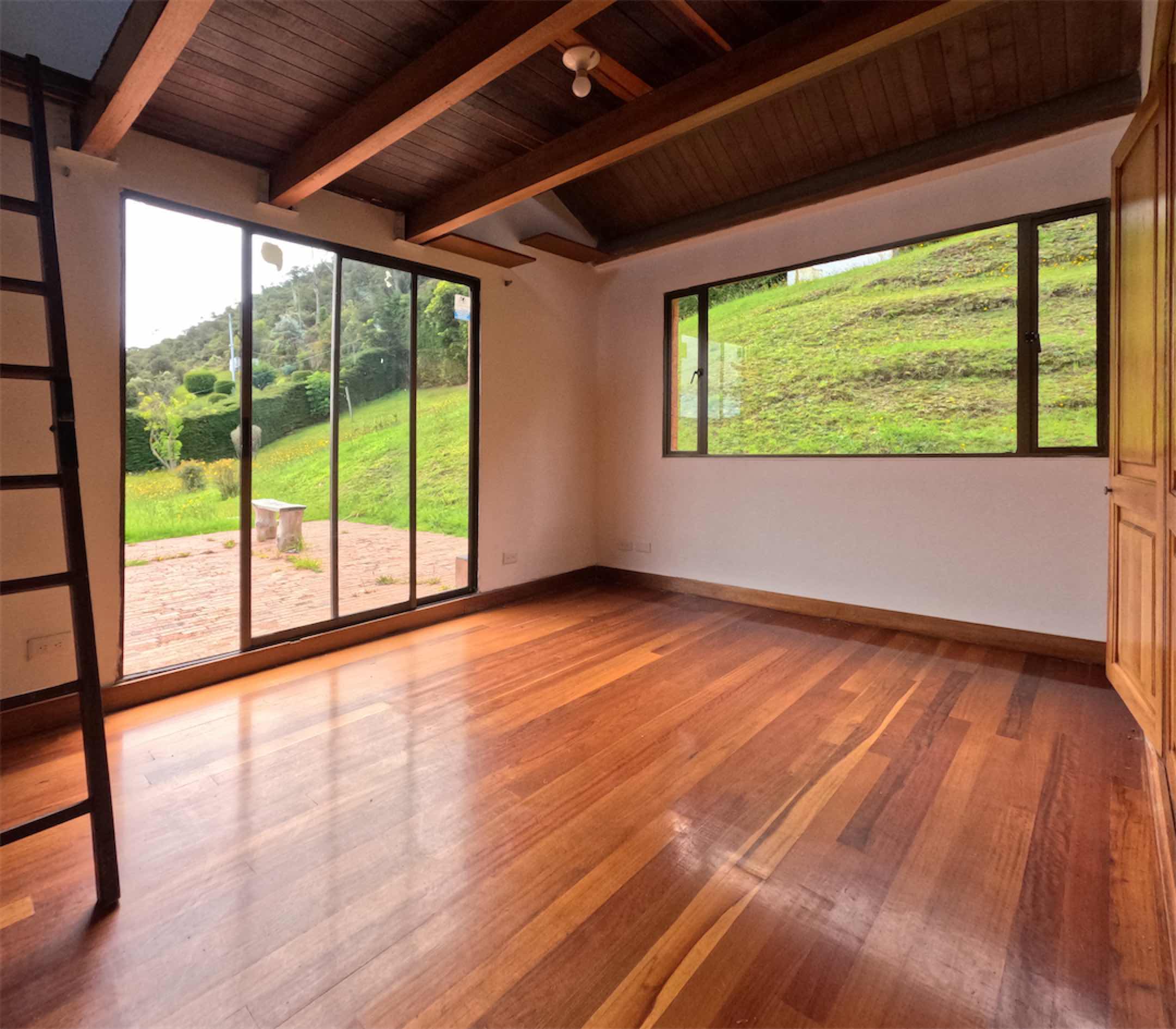 231m2 PARA REMODELAR. Con diseño Multidimensional y balcón panorámico, en Bosques de La Calera
