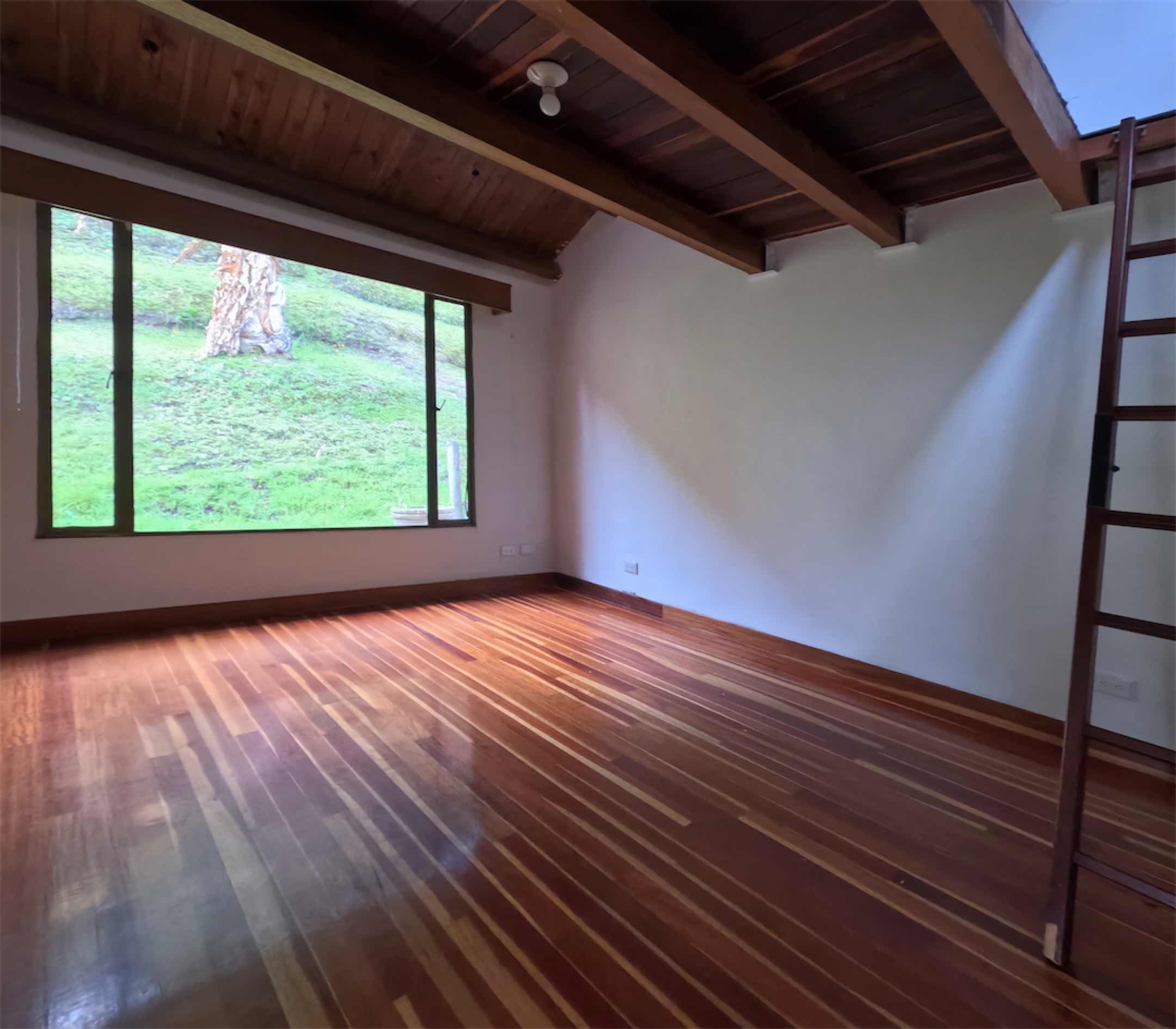 231m2 PARA REMODELAR. Con diseño Multidimensional y balcón panorámico, en Bosques de La Calera