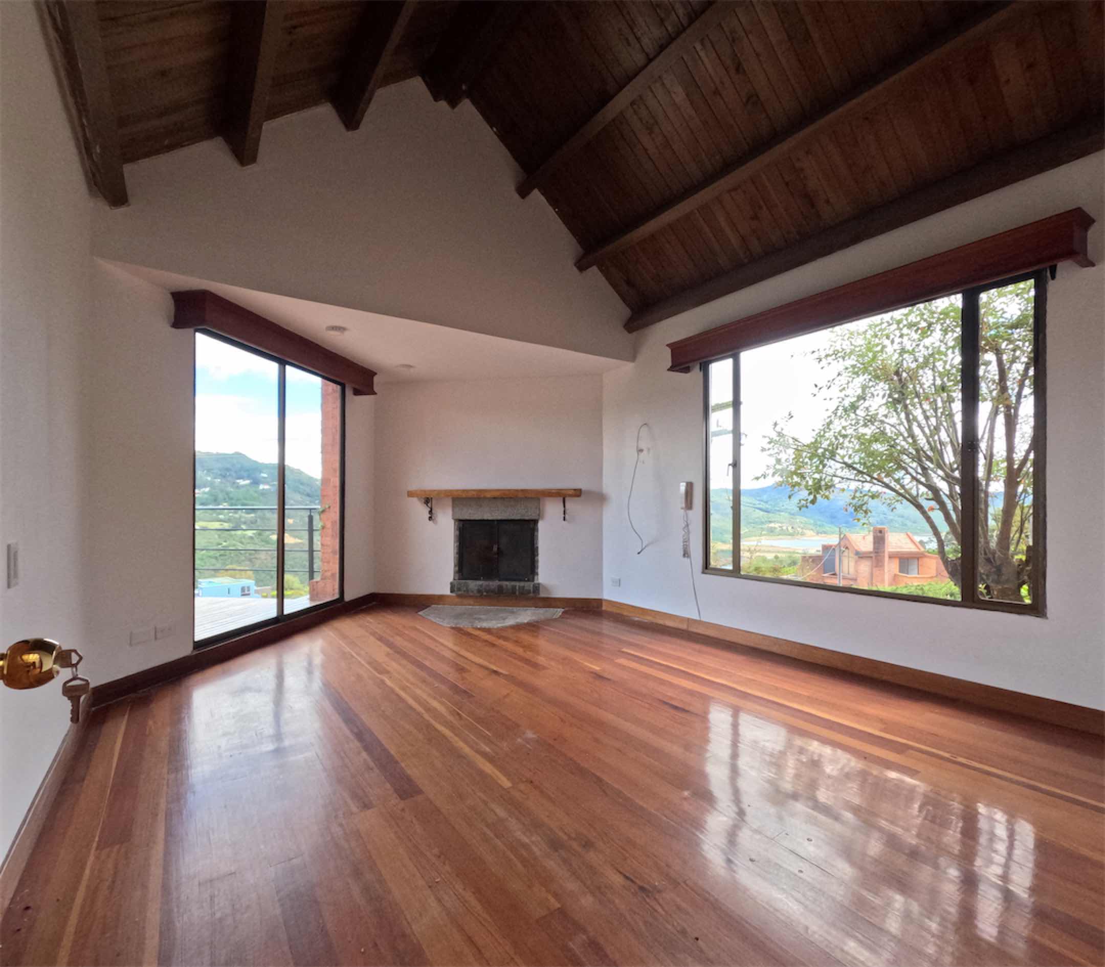 231m2 PARA REMODELAR. Con diseño Multidimensional y balcón panorámico, en Bosques de La Calera